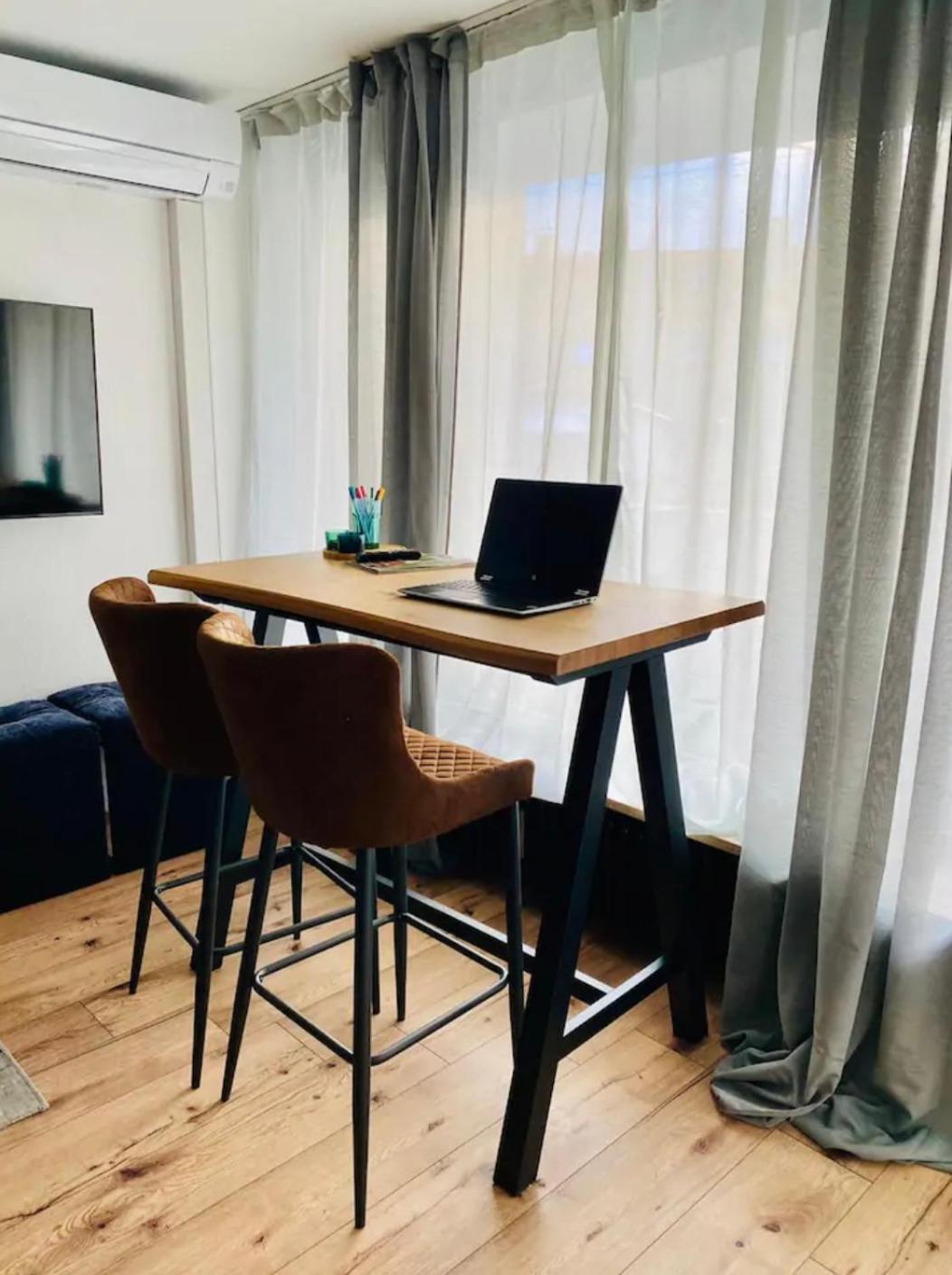 One-Bedroom Apartment photo 2