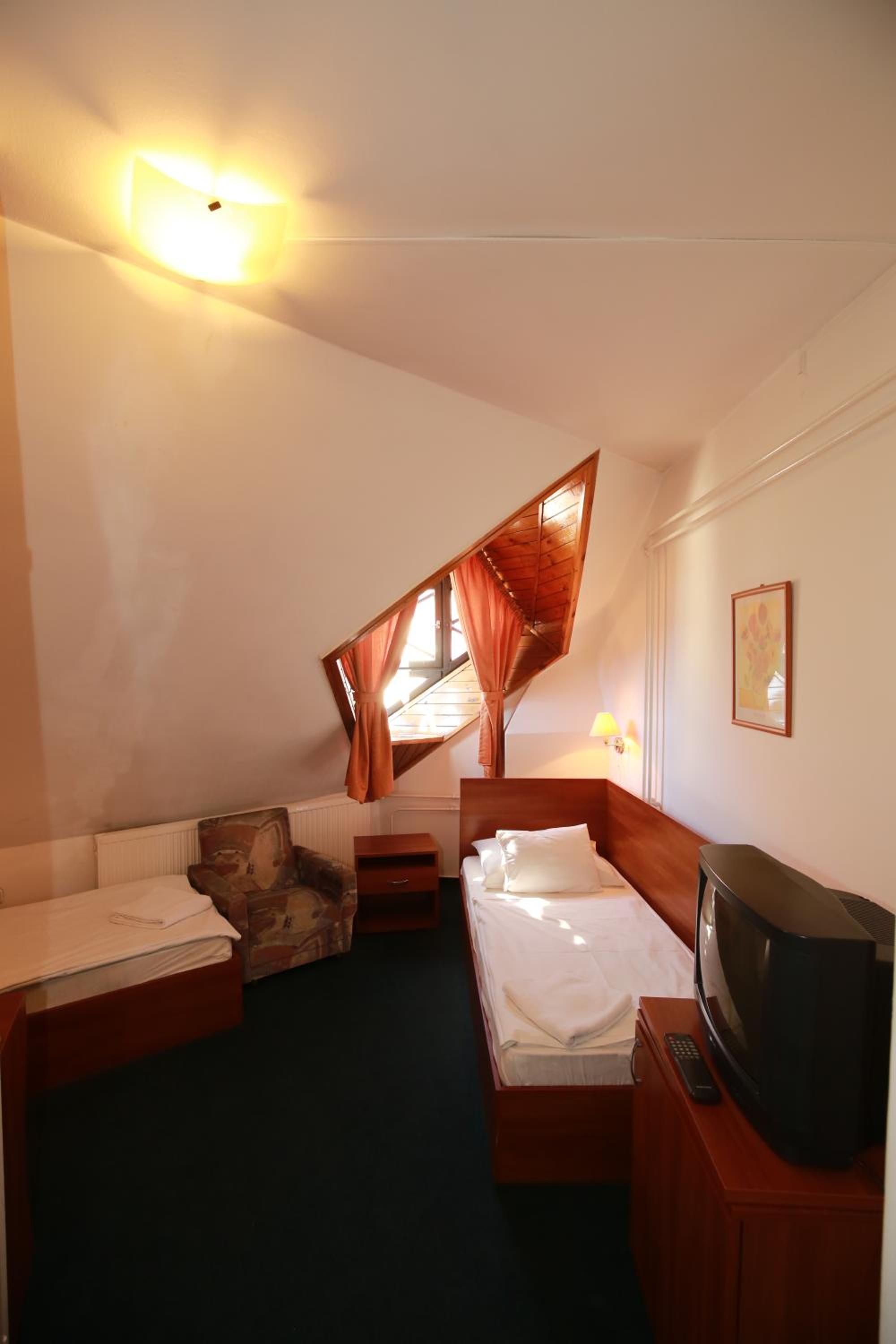Standard Twin Room - Photo 3