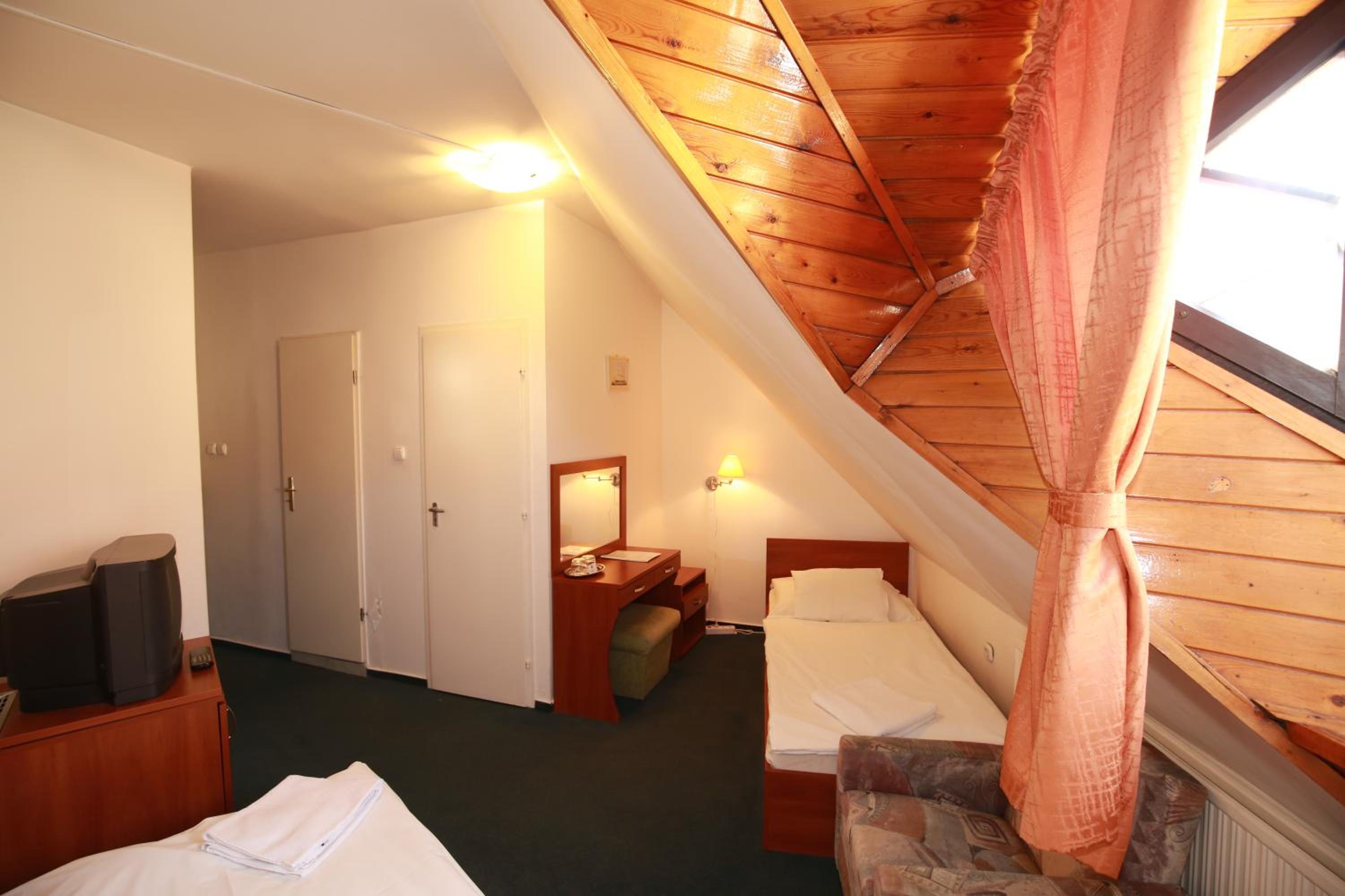 Standard Twin Room - Photo 2