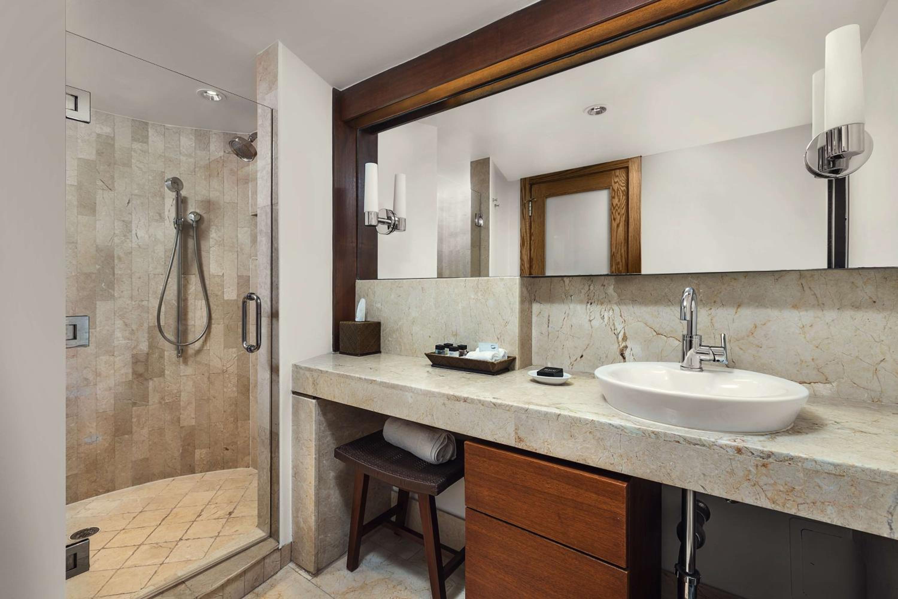 Modern King Room - Photo 8