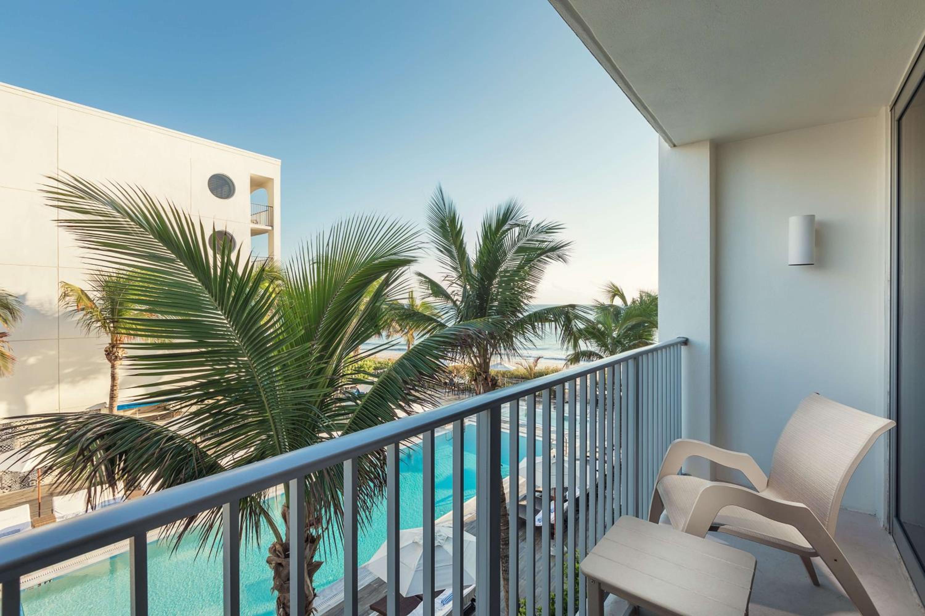 King Room with Pool View - Photo 9
