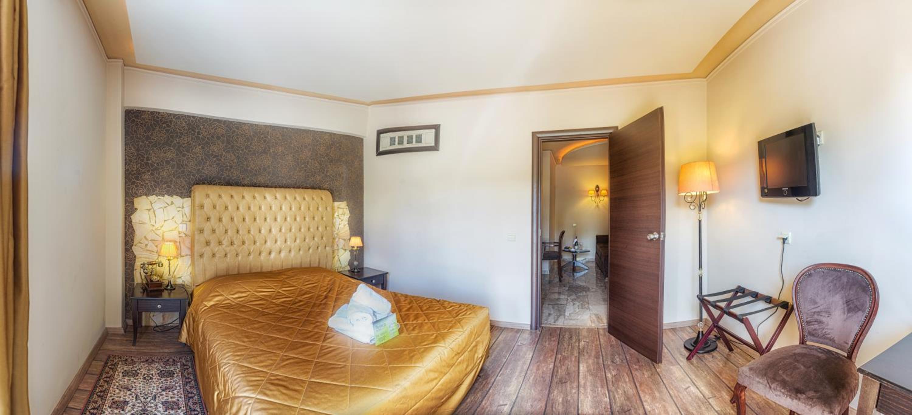 Queen Suite with Pool View - Photo 8