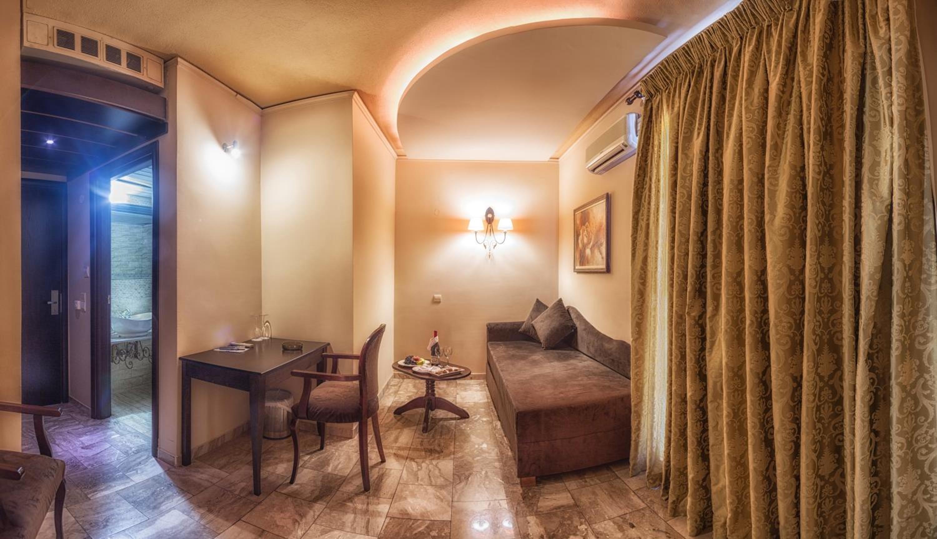 Queen Suite with Pool View - Photo 7