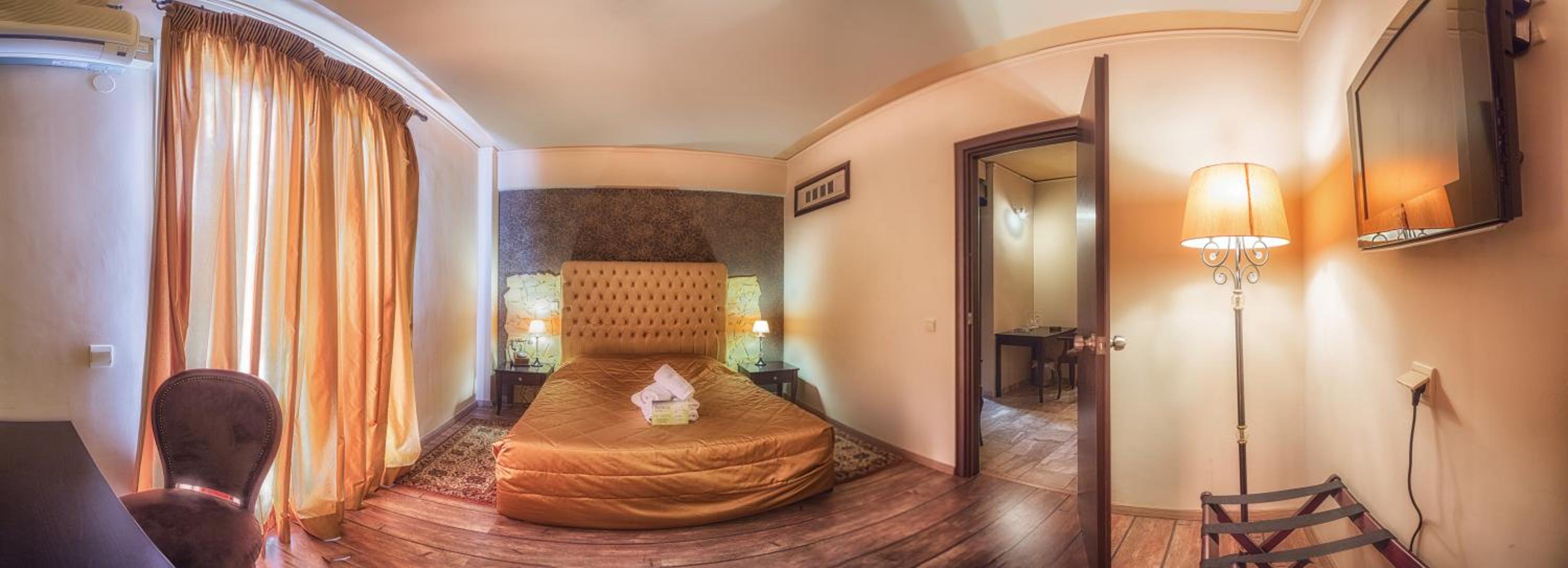 Queen Suite with Pool View - Photo 1