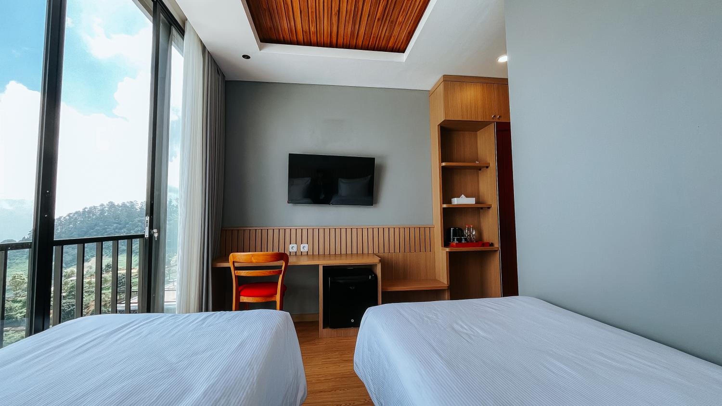 Superior Double or Twin Room with Mountain View photo 3