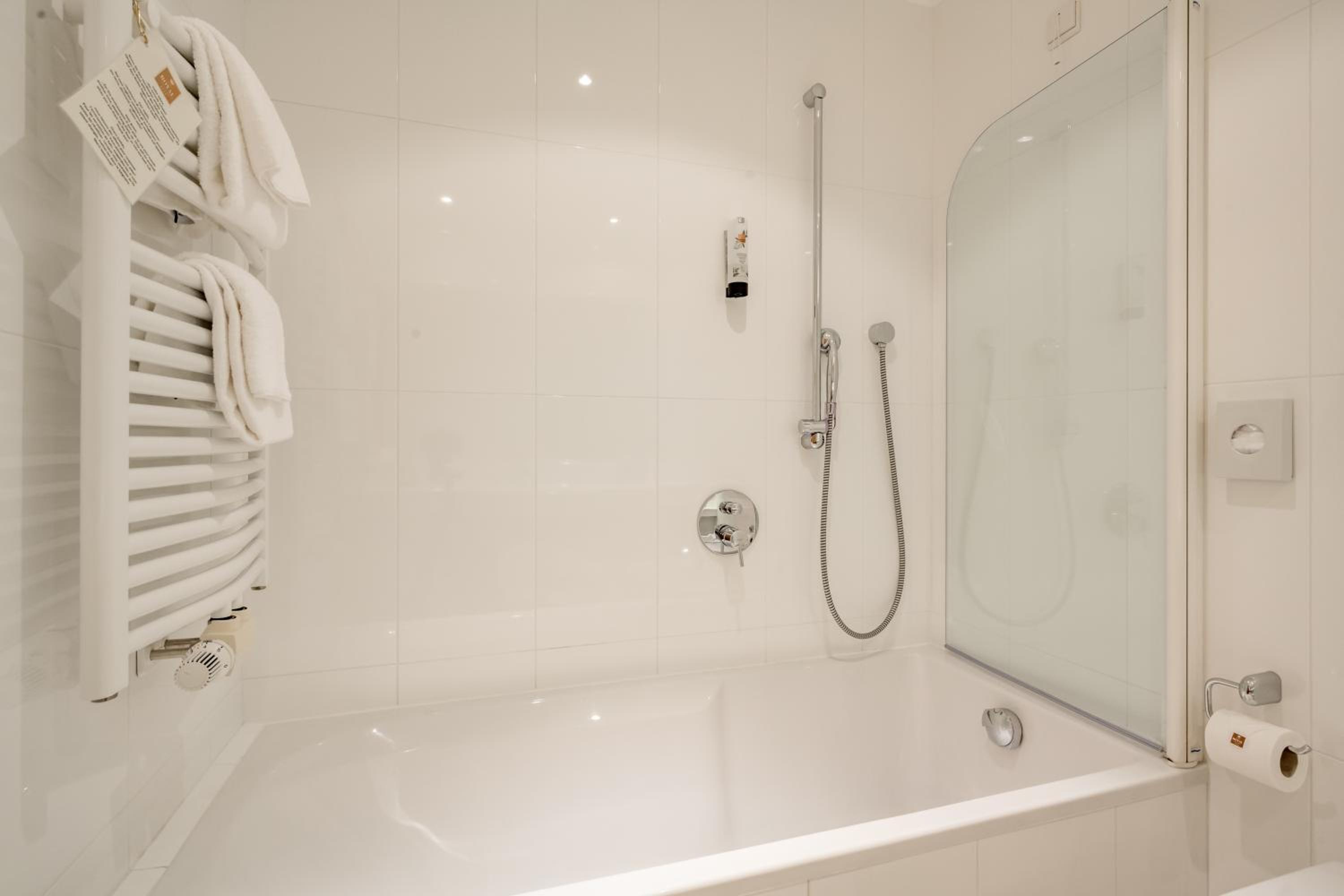 Deluxe Double Room with Balcony - Photo 11