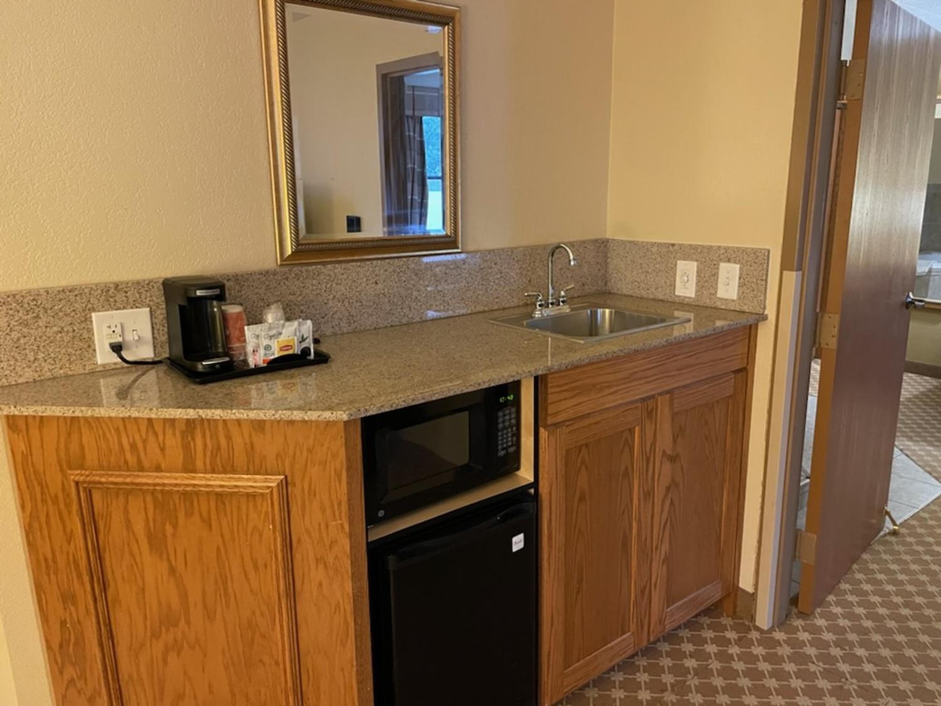 King Suite With Whirlpool - Non Smoking photo 2