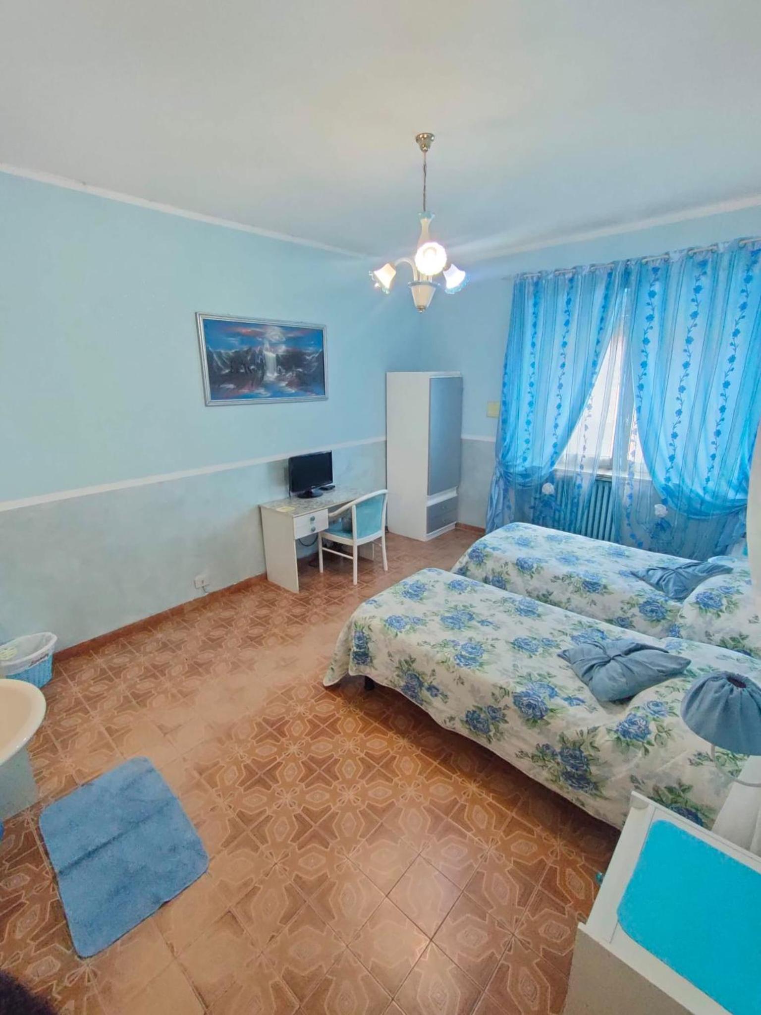 Double or Twin Room with External Bathroom photo 2