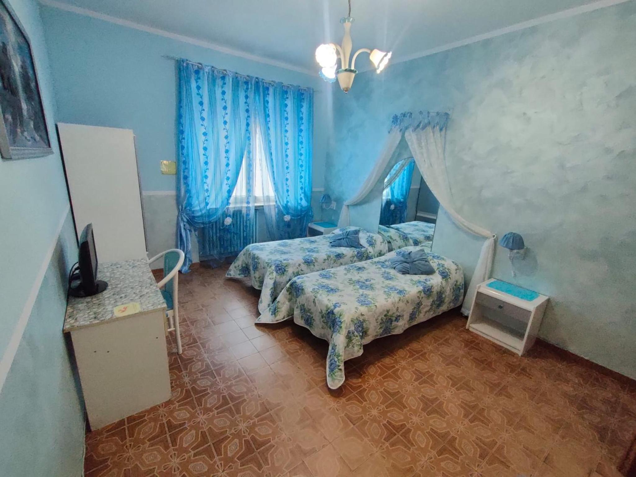Double or Twin Room with External Bathroom photo 3