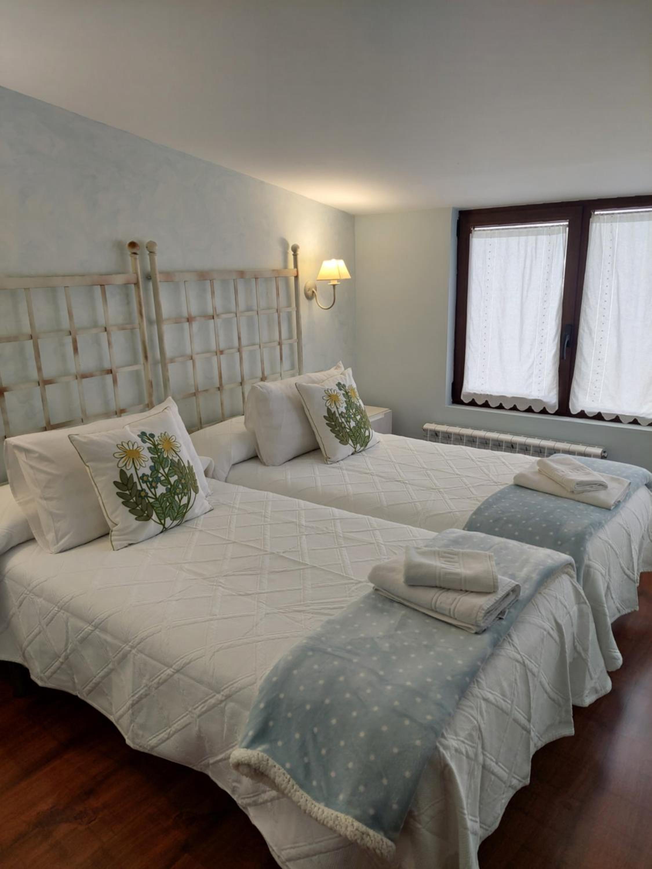 Habitación Cuádruple con Vista a la Montaña