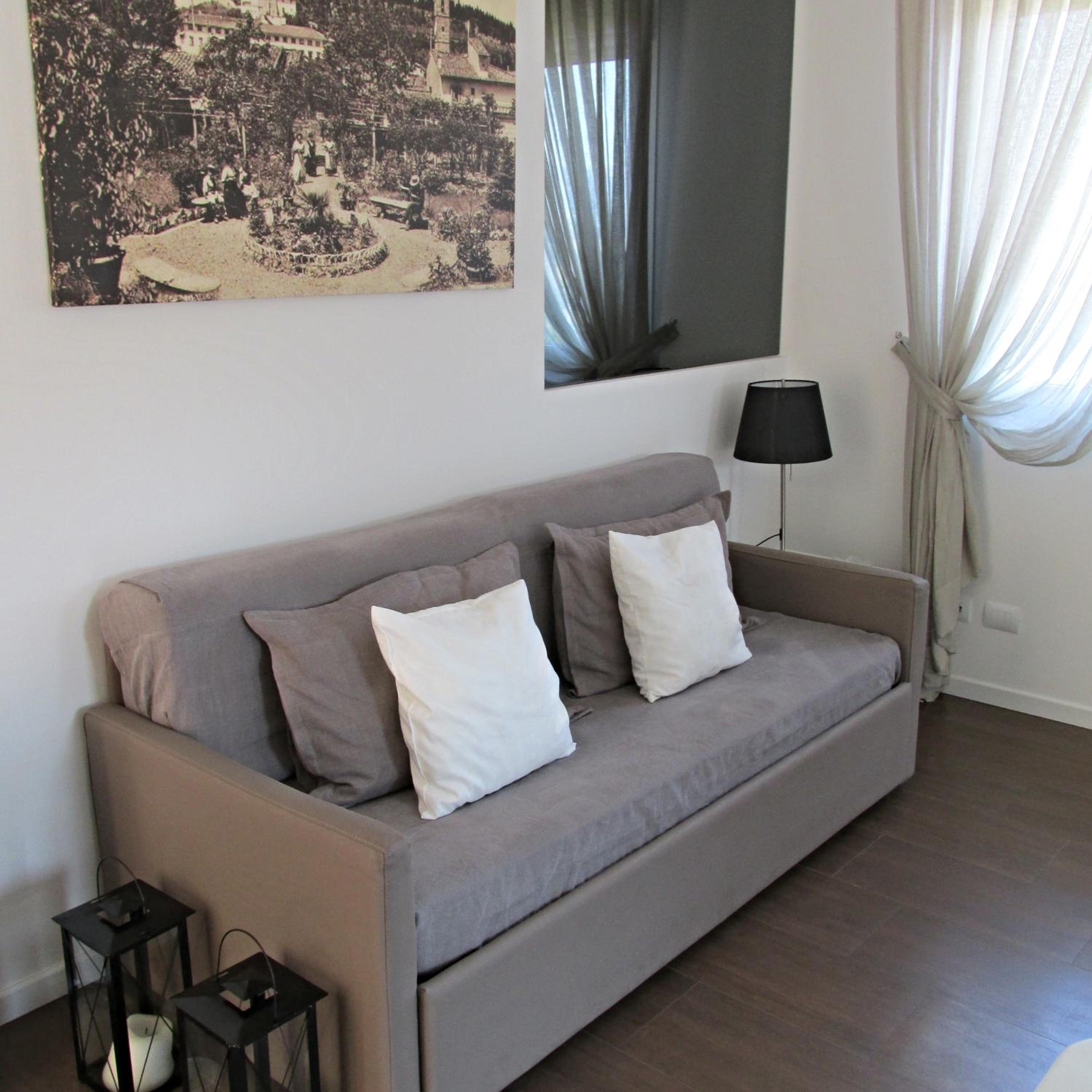 Deluxe One-Bedroom Apartment photo 1
