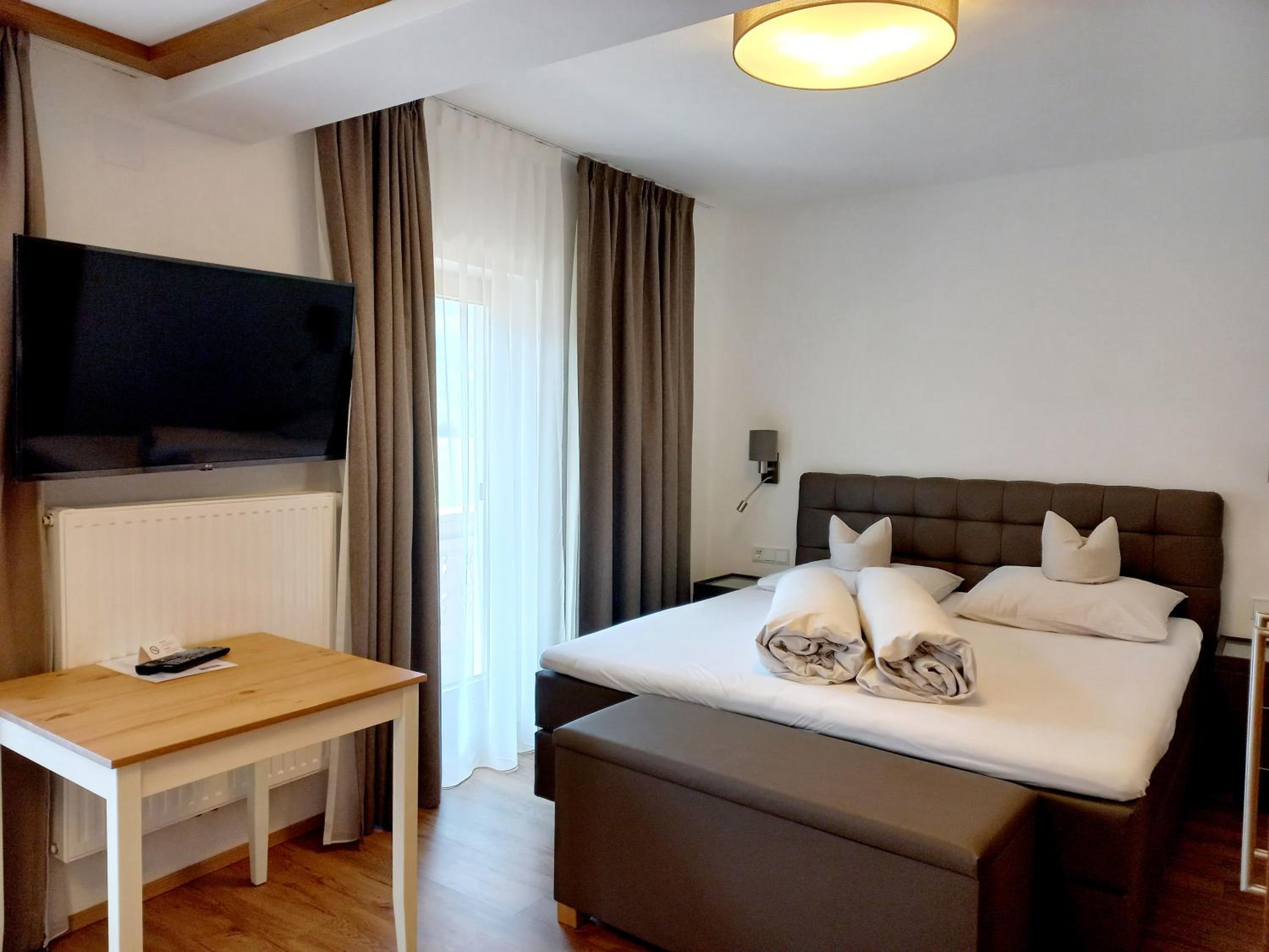 Standard Double Room with Balcony - Photo 2