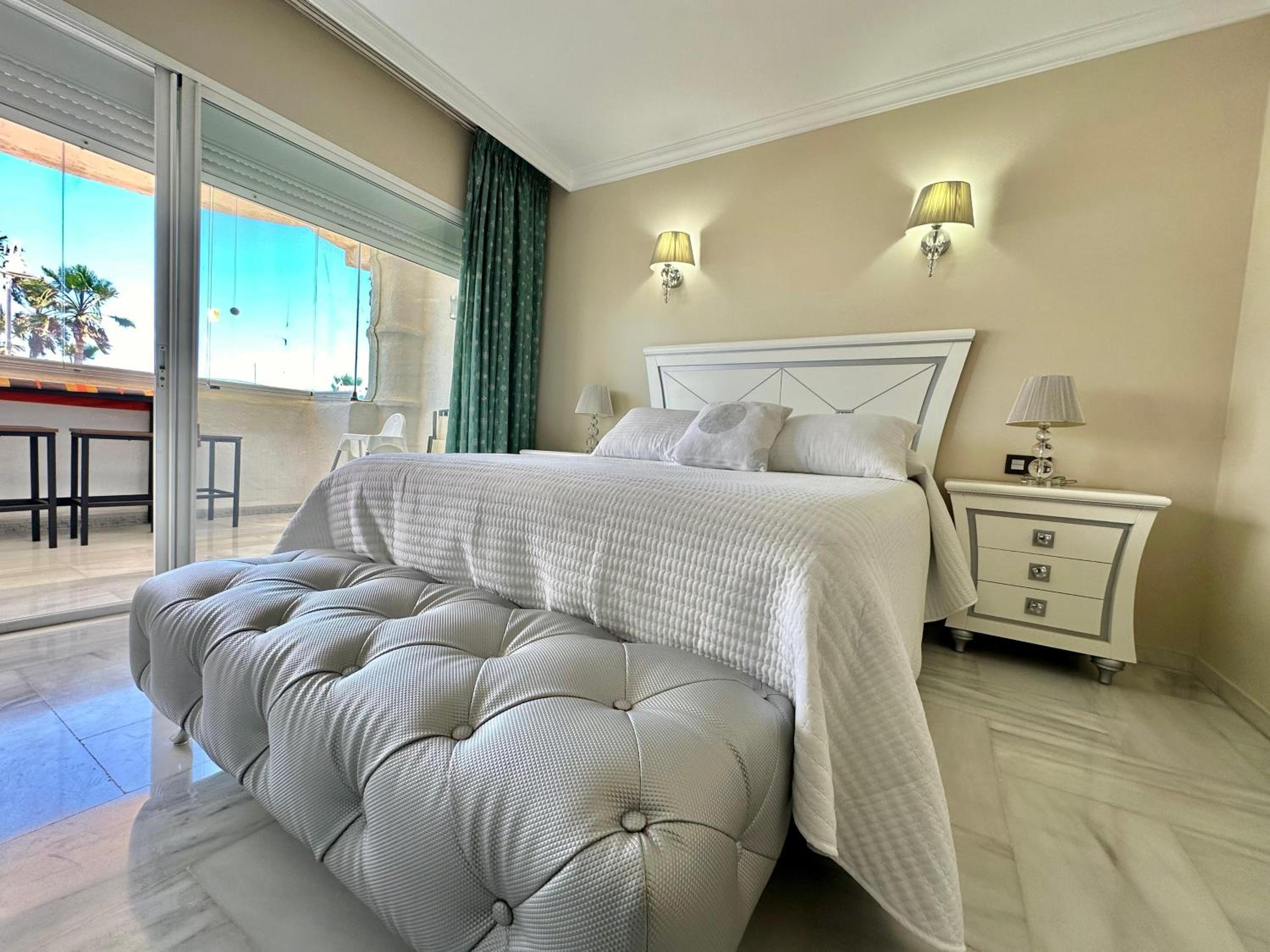Apartamento de dos habitaciones con terraza y vista al mar