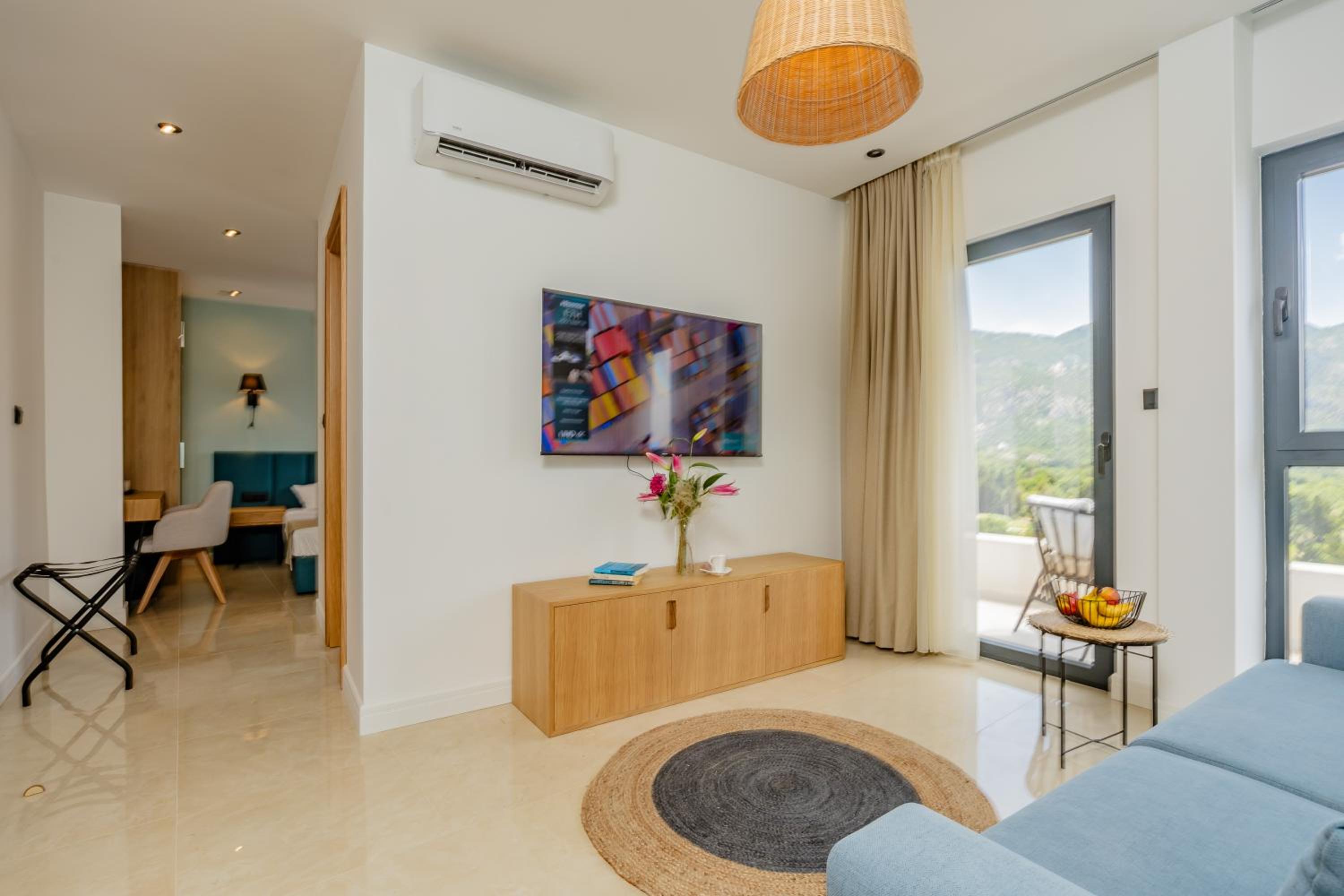 One-Bedroom Suite - Photo 4