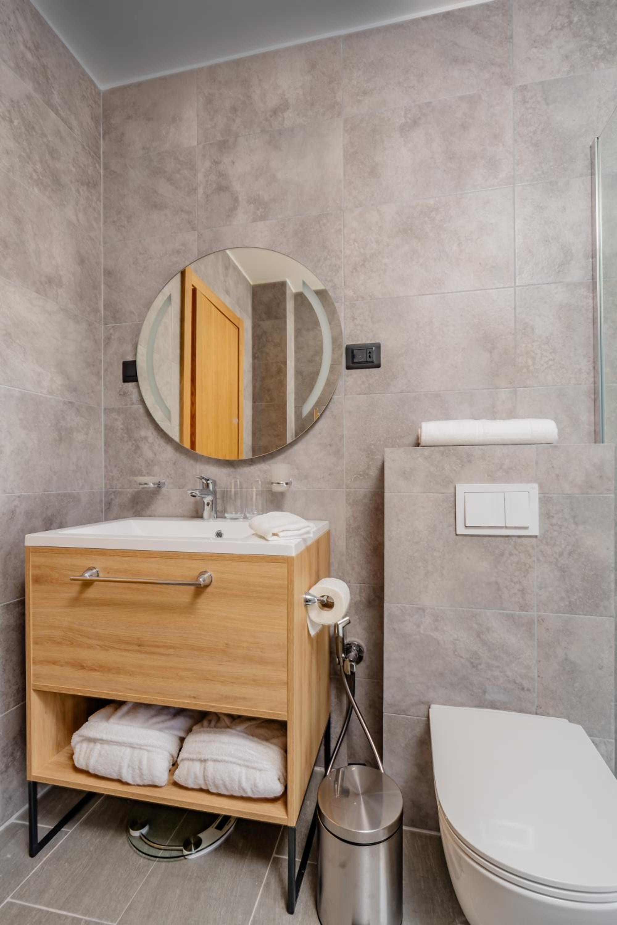 One-Bedroom Suite - Photo 12