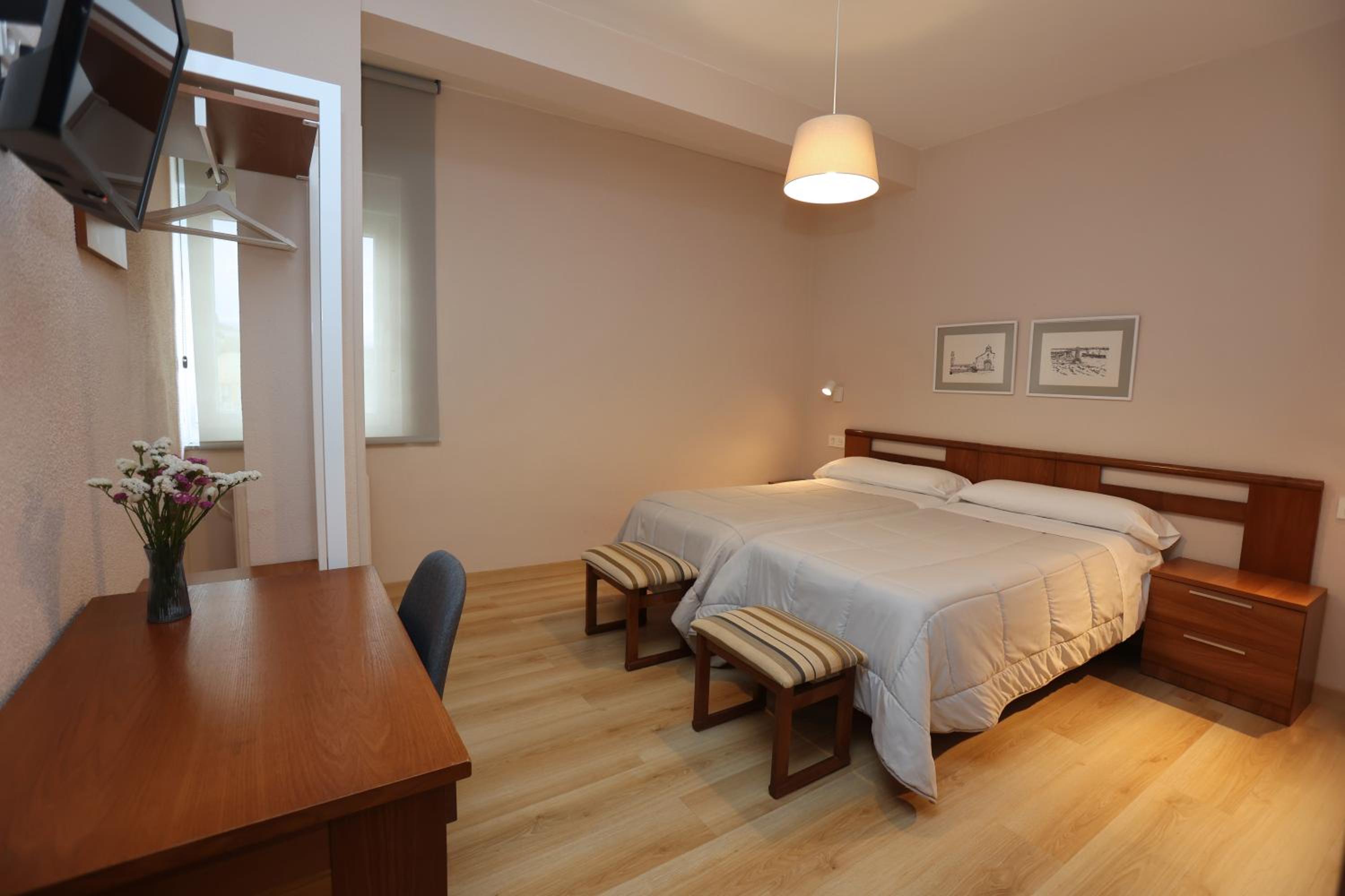 Double Room with Private Bathroom - Photo 10