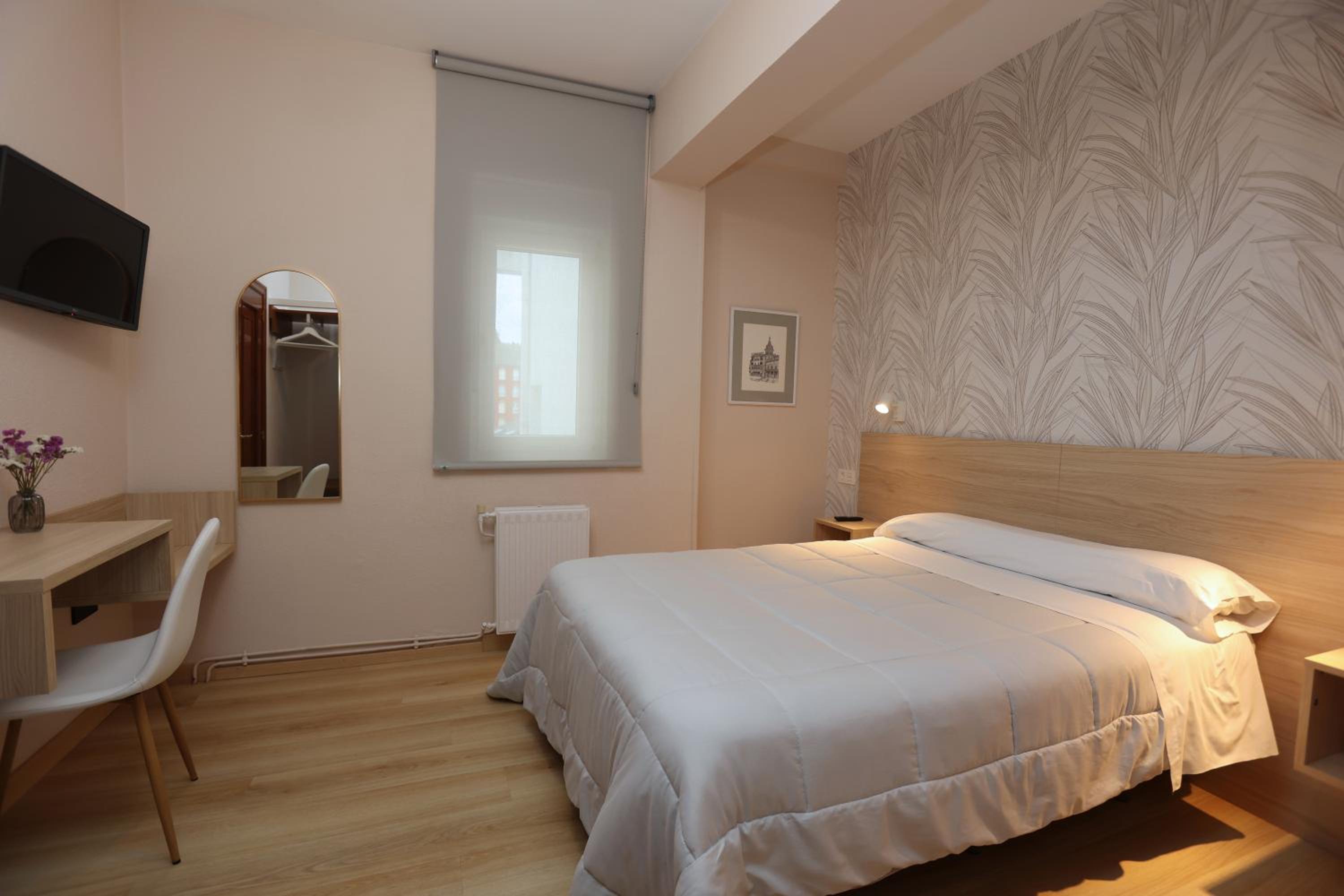 Double Room with Private Bathroom - Photo 4