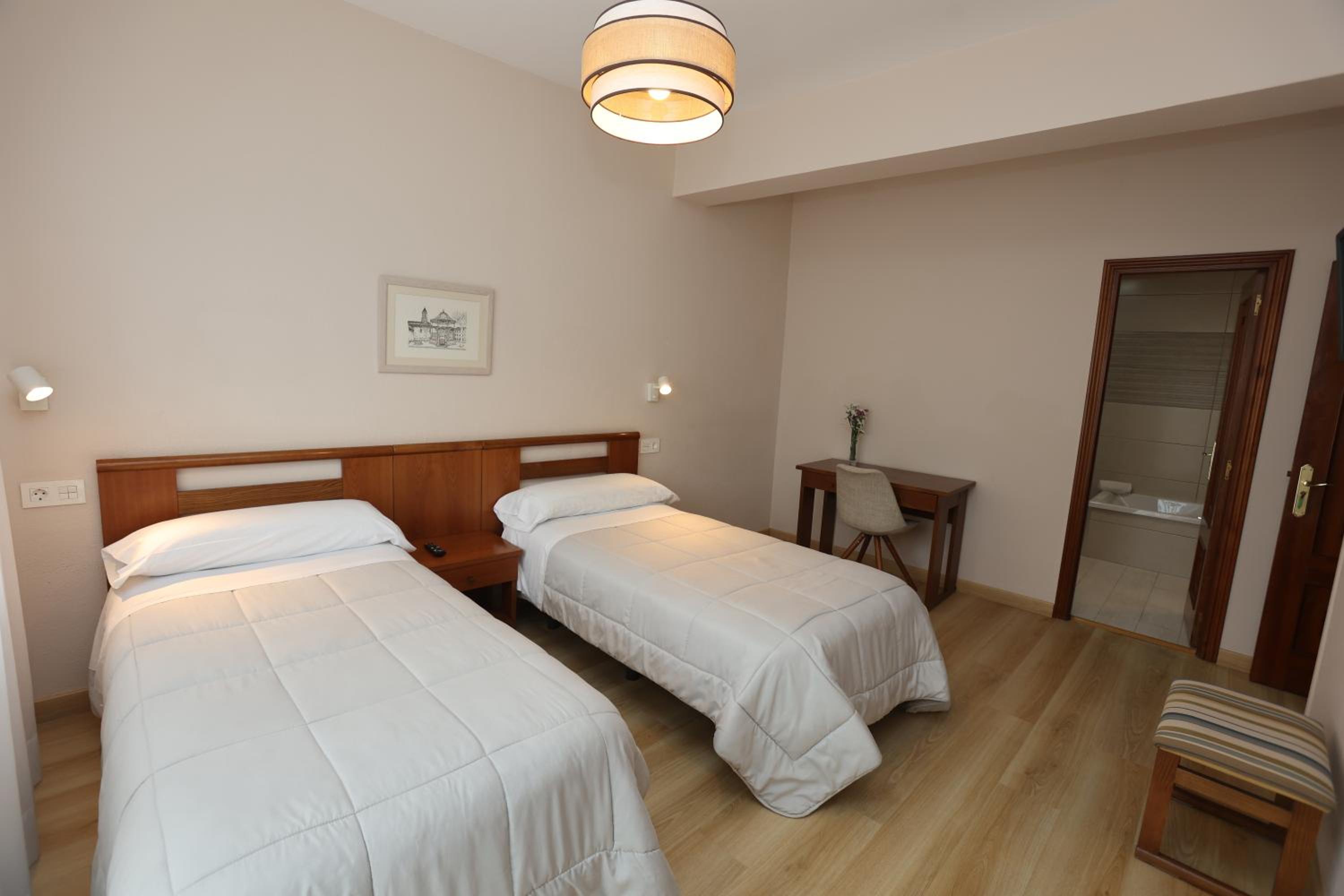 Quadruple Room with Balcony - Photo 7