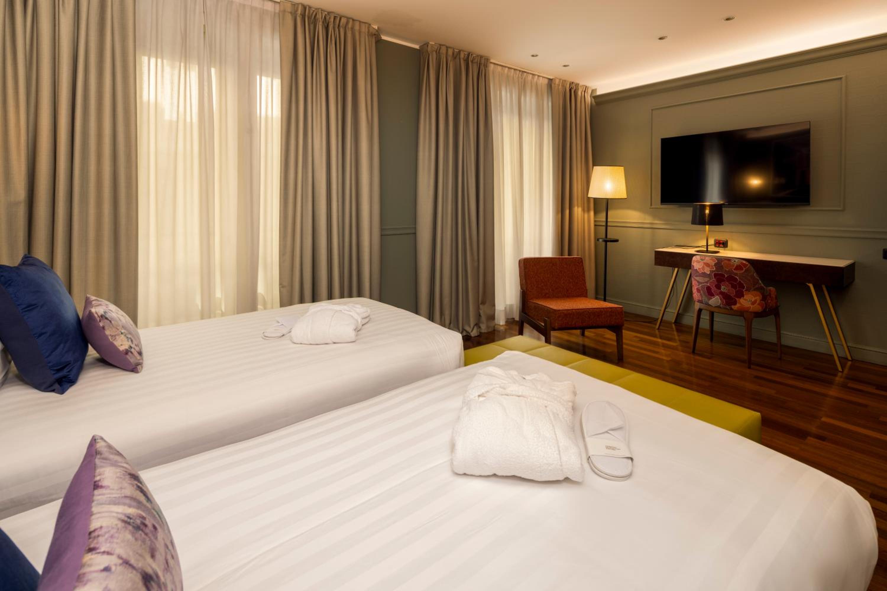 Premium Twin Room - Photo 6