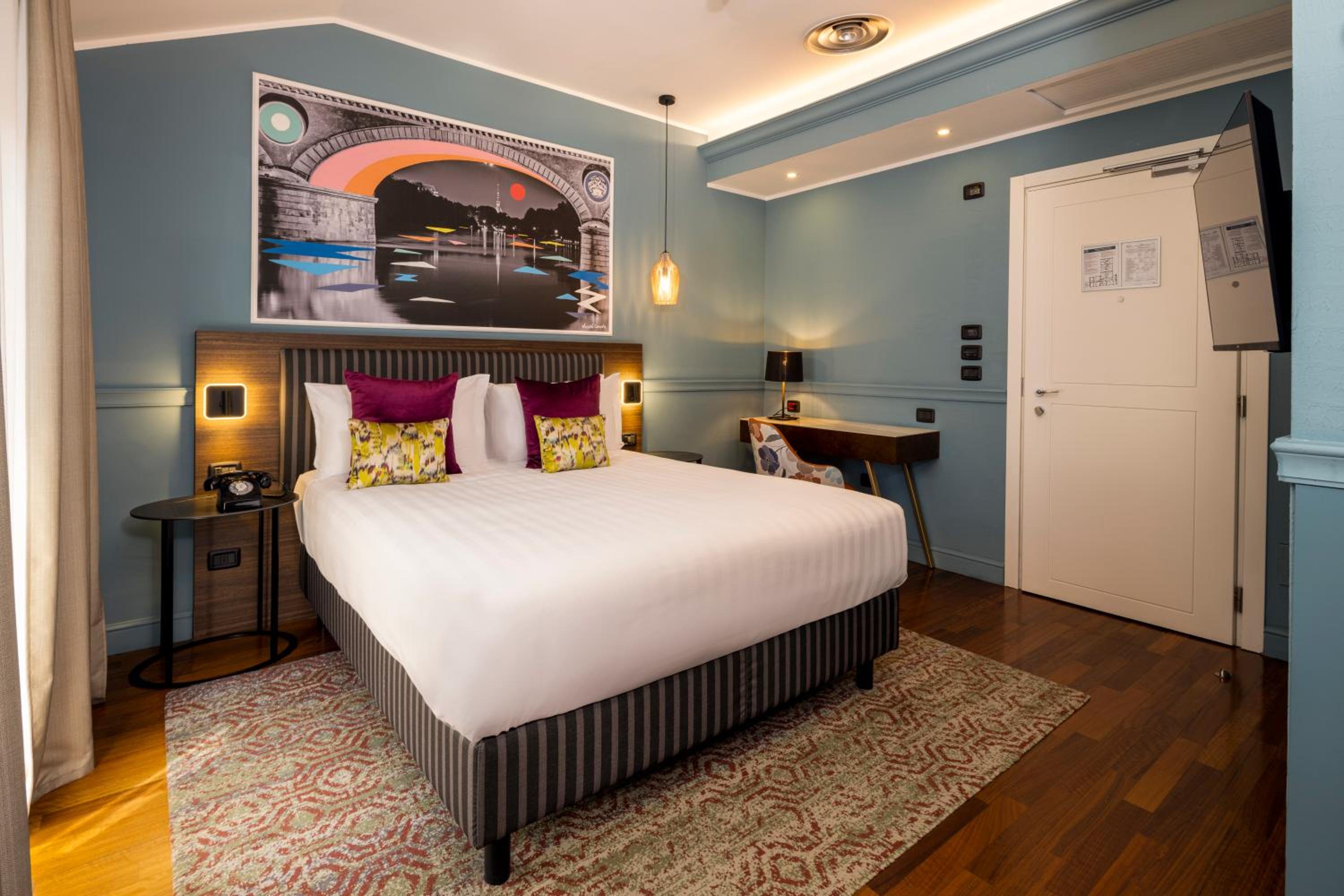 Premium King Room - Photo 5