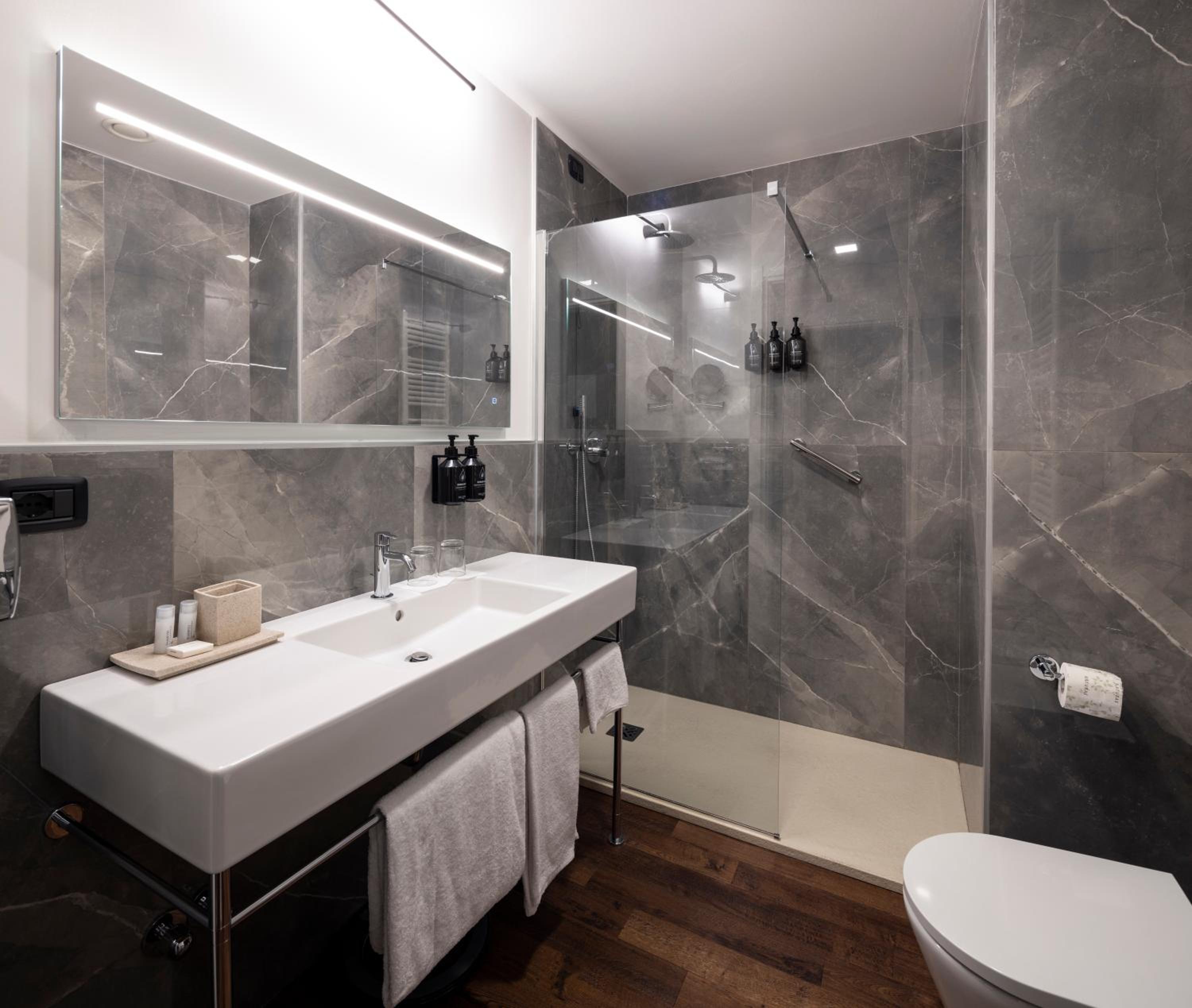 Premium King Room - Photo 2