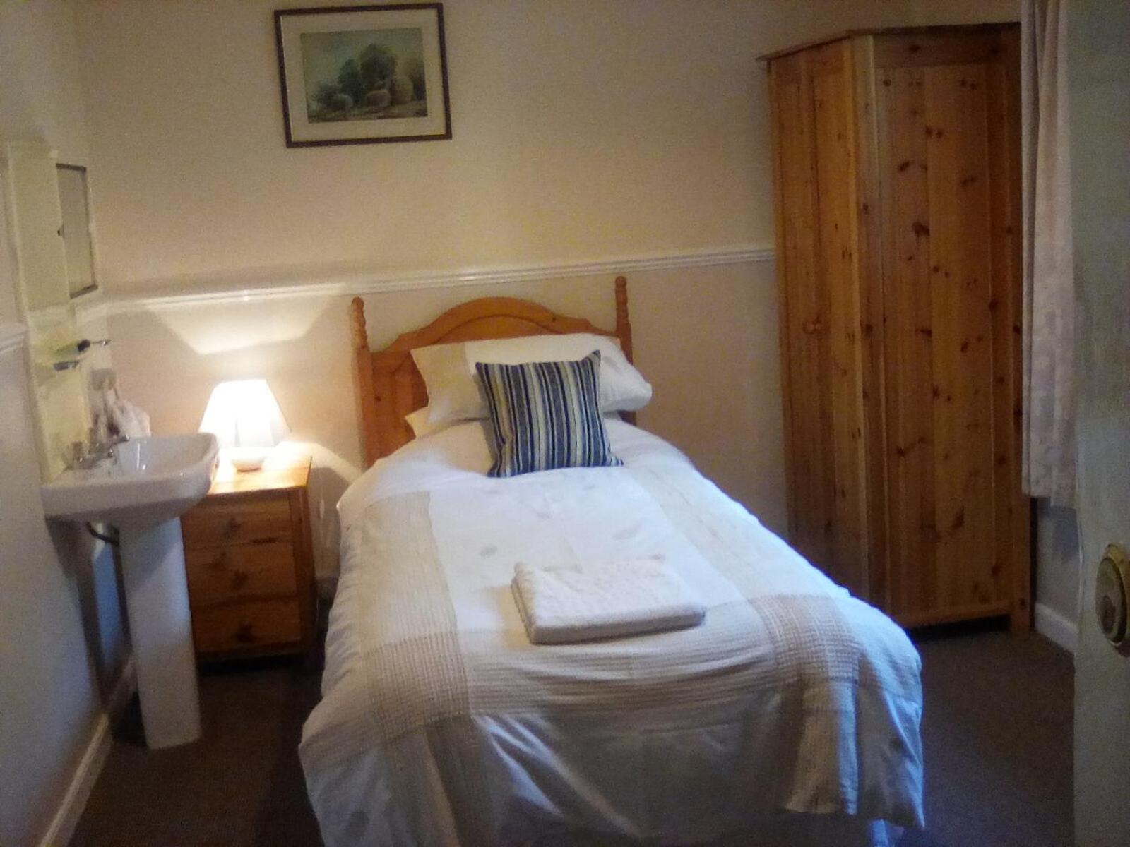 Single Room with Shared Bathroom photo 1