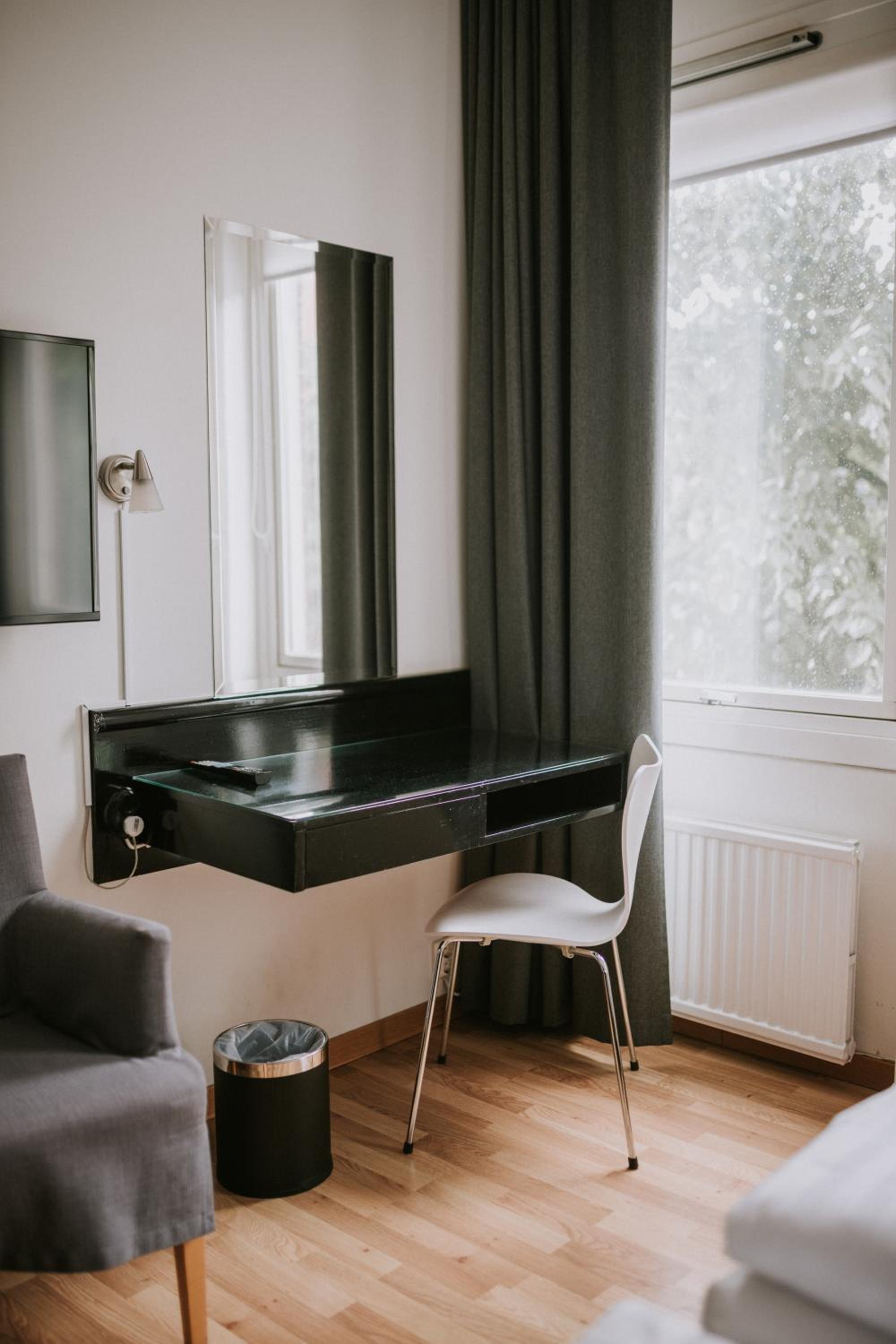 Standard Twin Room - Photo 11