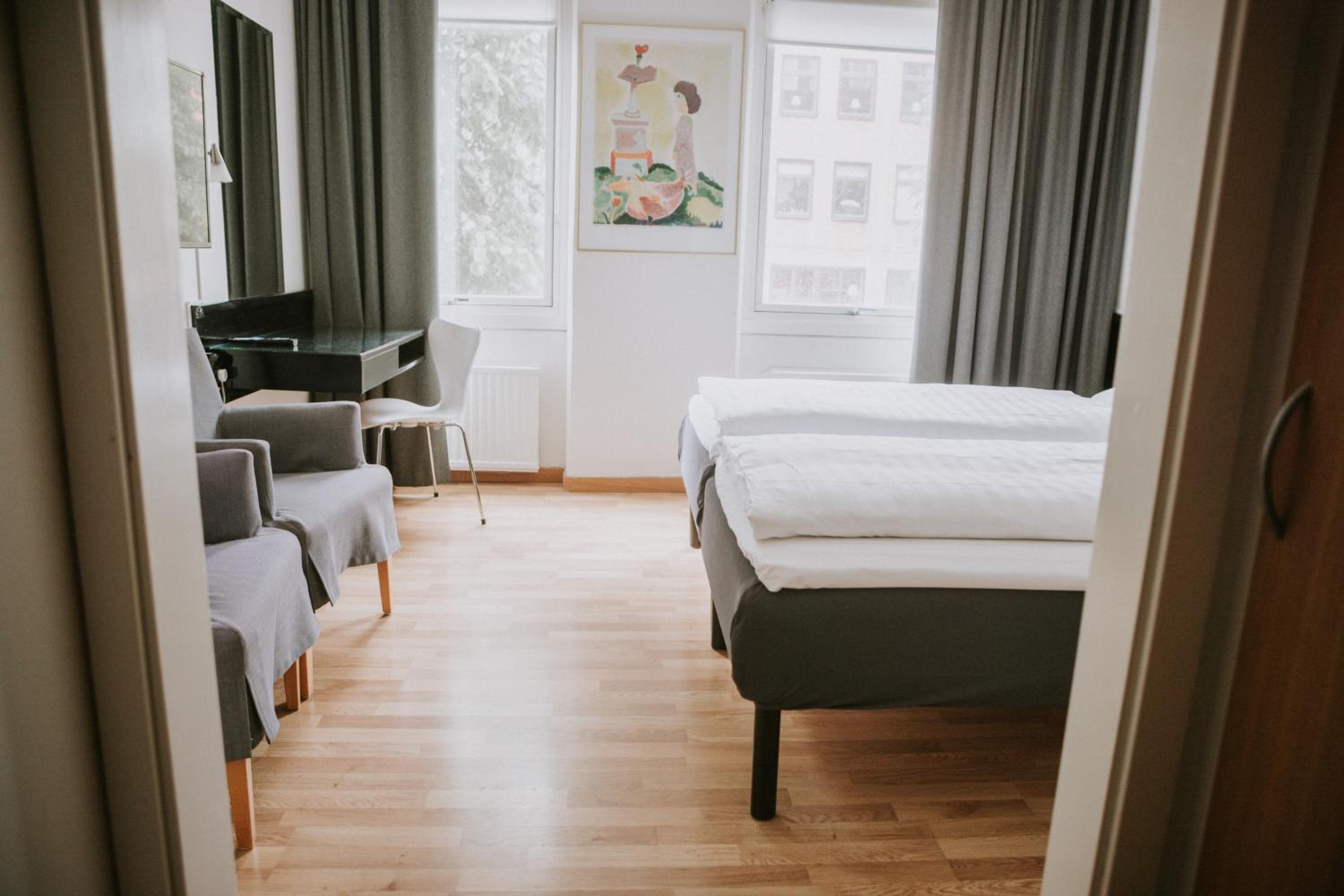 Standard Twin Room - Photo 8