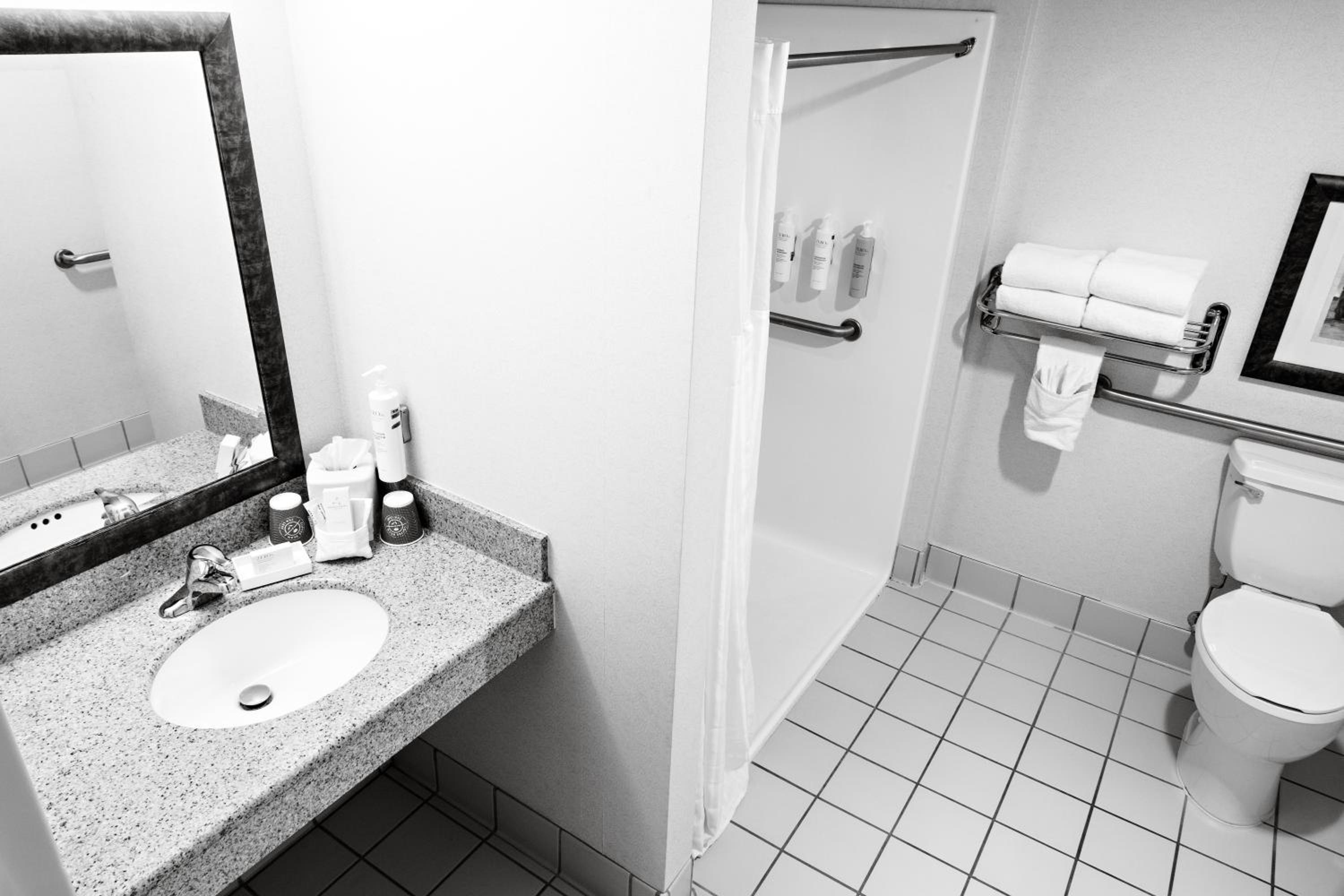 Queen Room with Two Queen Beds and Roll-In Shower - Mobility Access - Photo 4