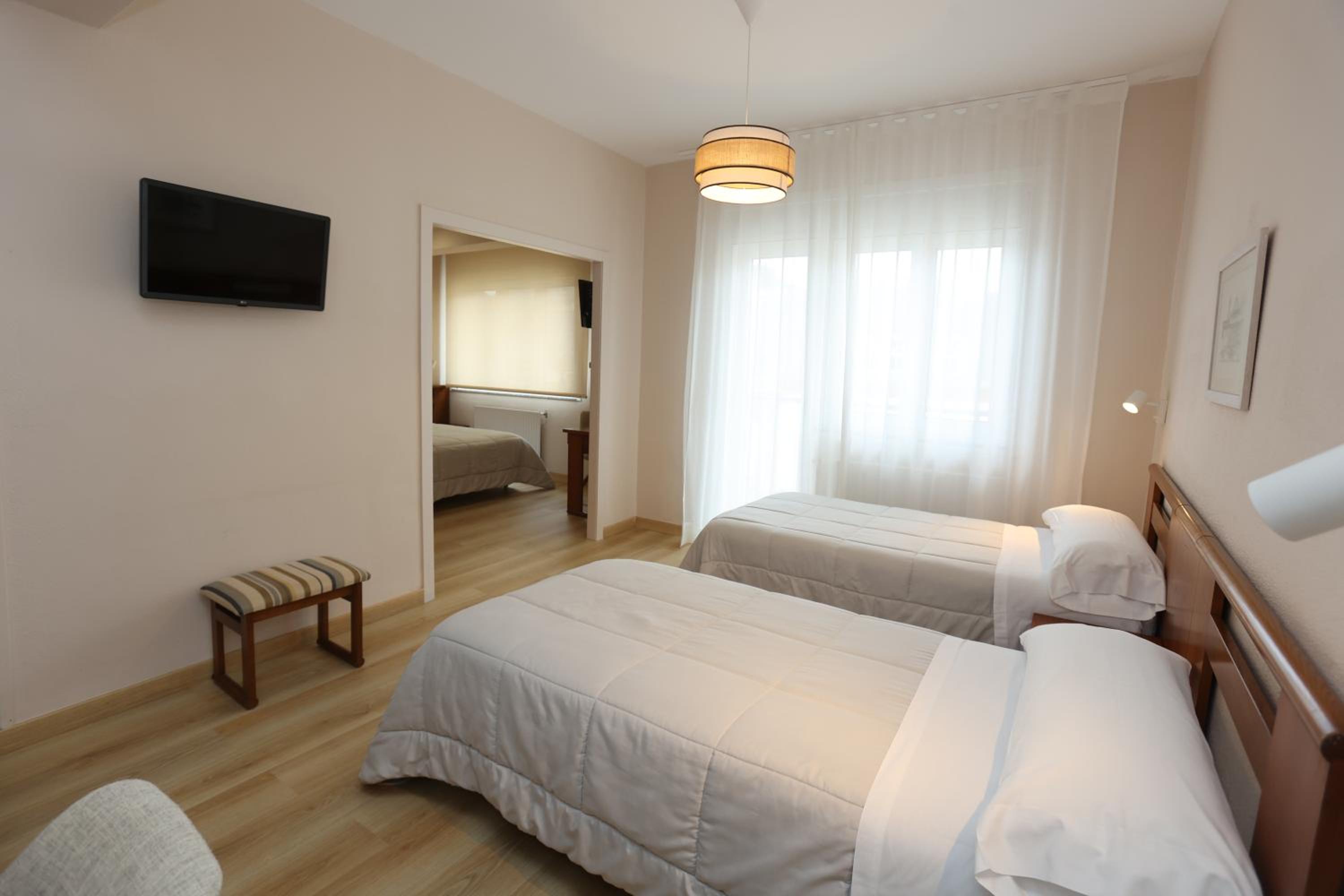 Quadruple Room with Balcony - Photo 8