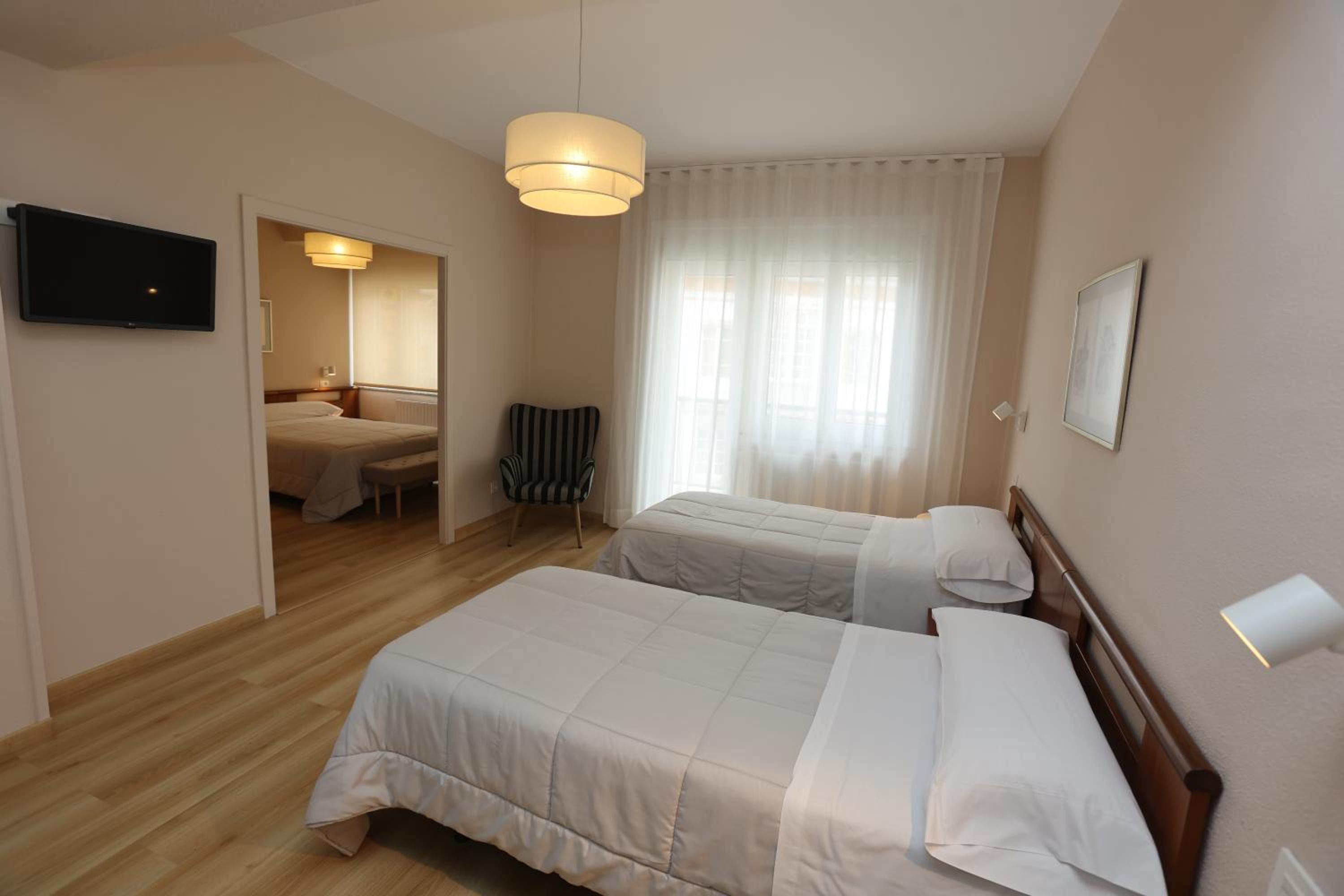 Quadruple Room with Balcony - Photo 6