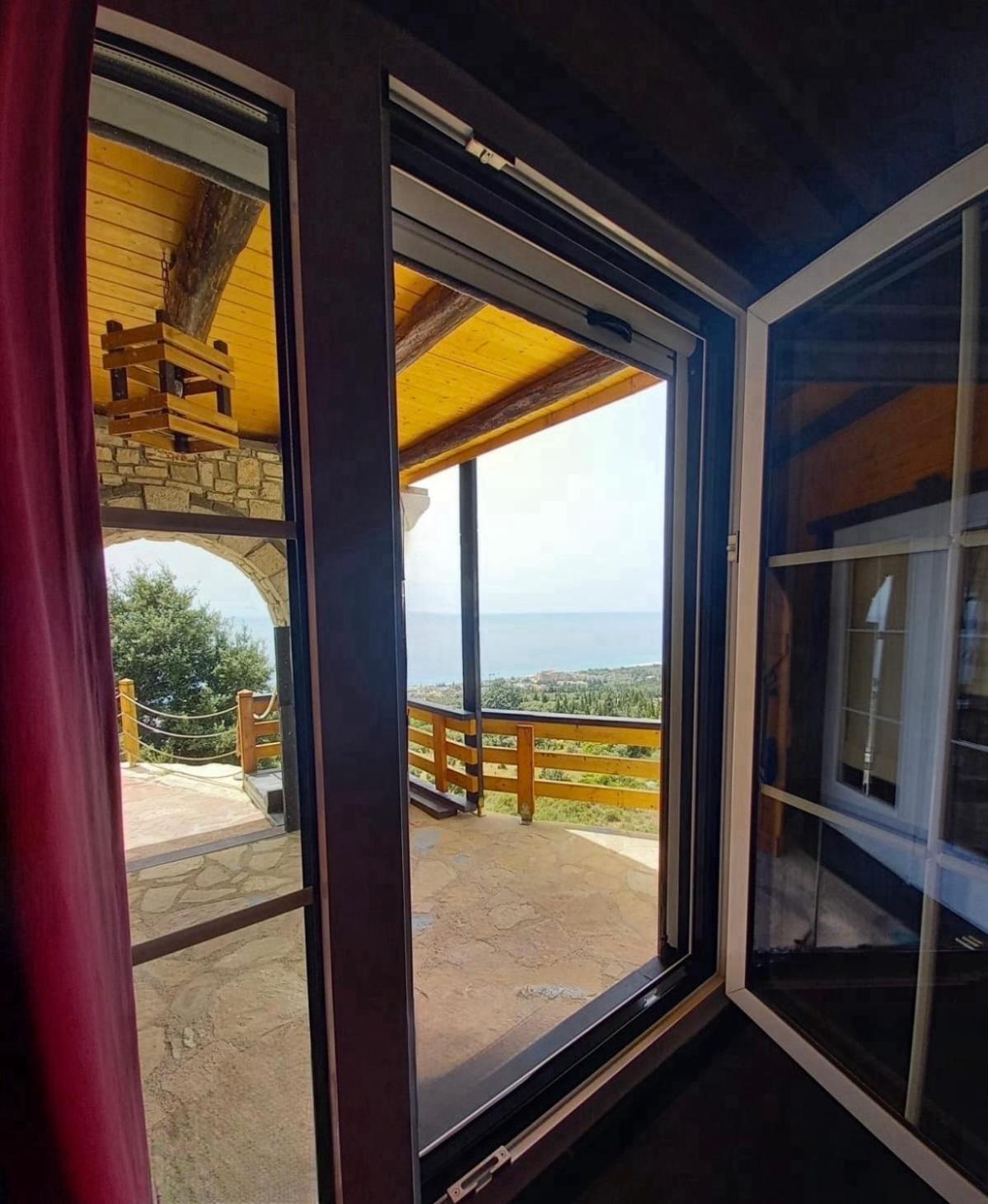 Deluxe One Bedroom Apartment with Terrace and Sea View photo 2