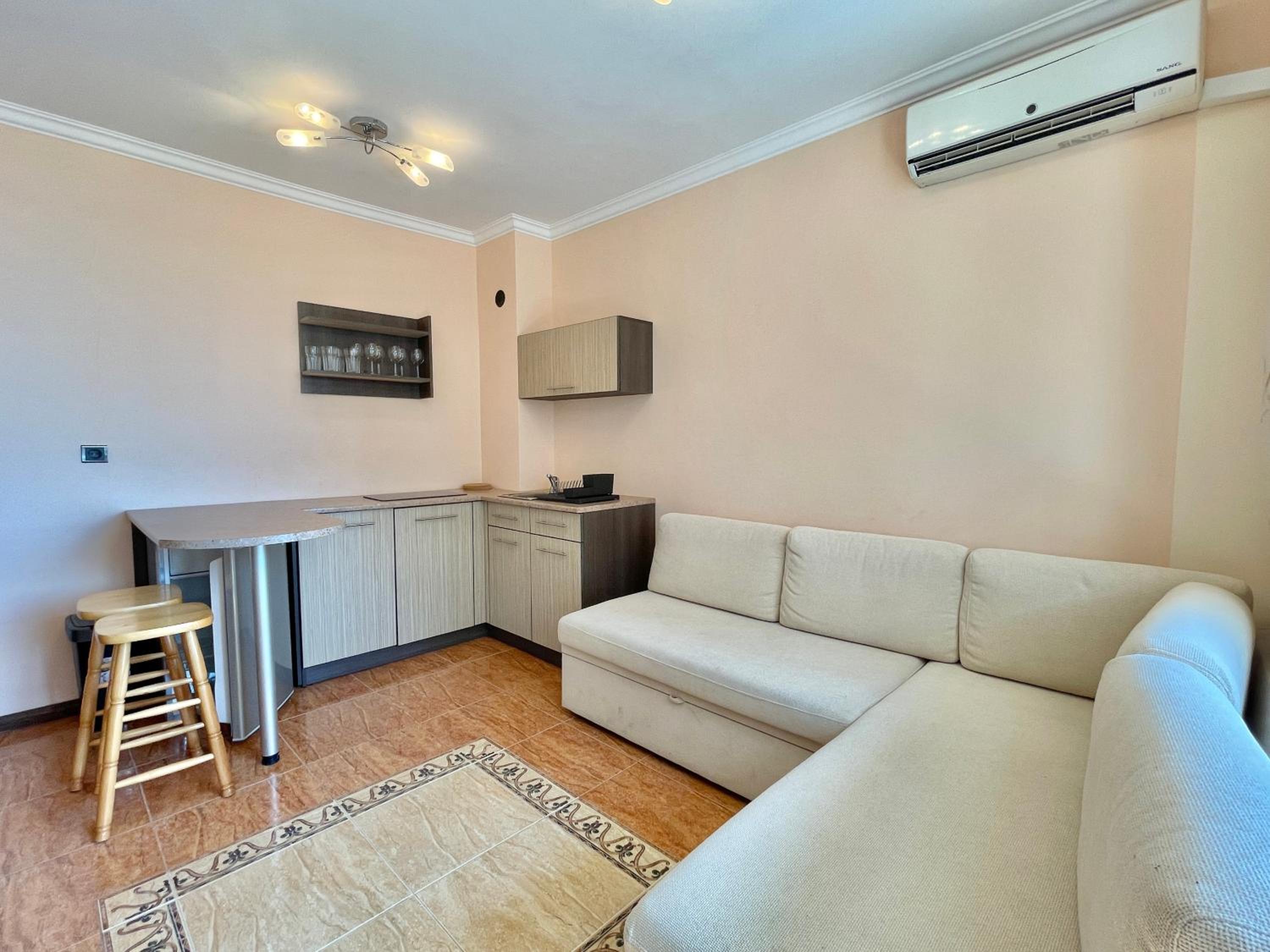 One-Bedroom Apartment photo 1