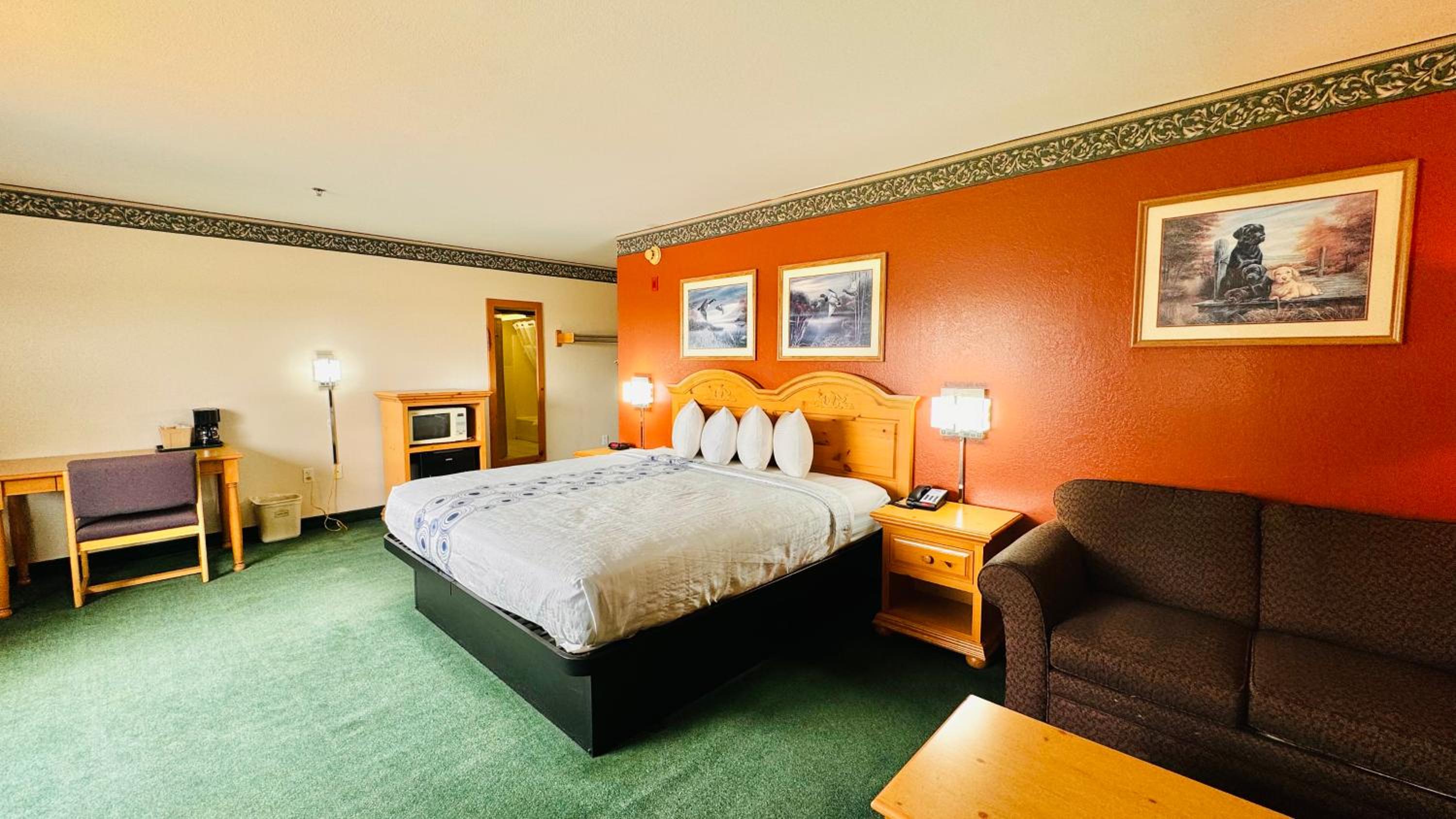 King Suite with Spa Bath photo 3