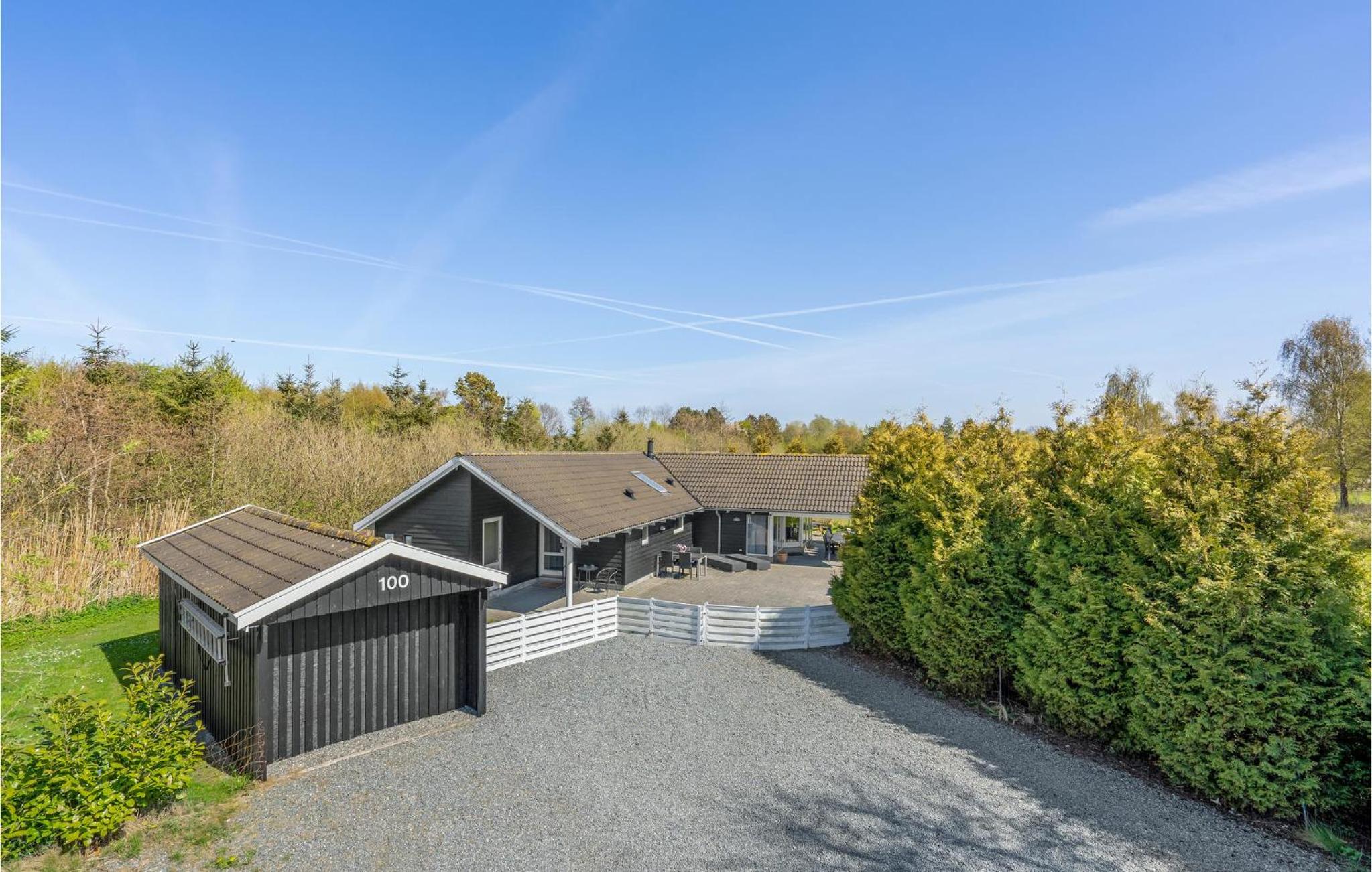 Five-Bedroom Holiday Home photo 2