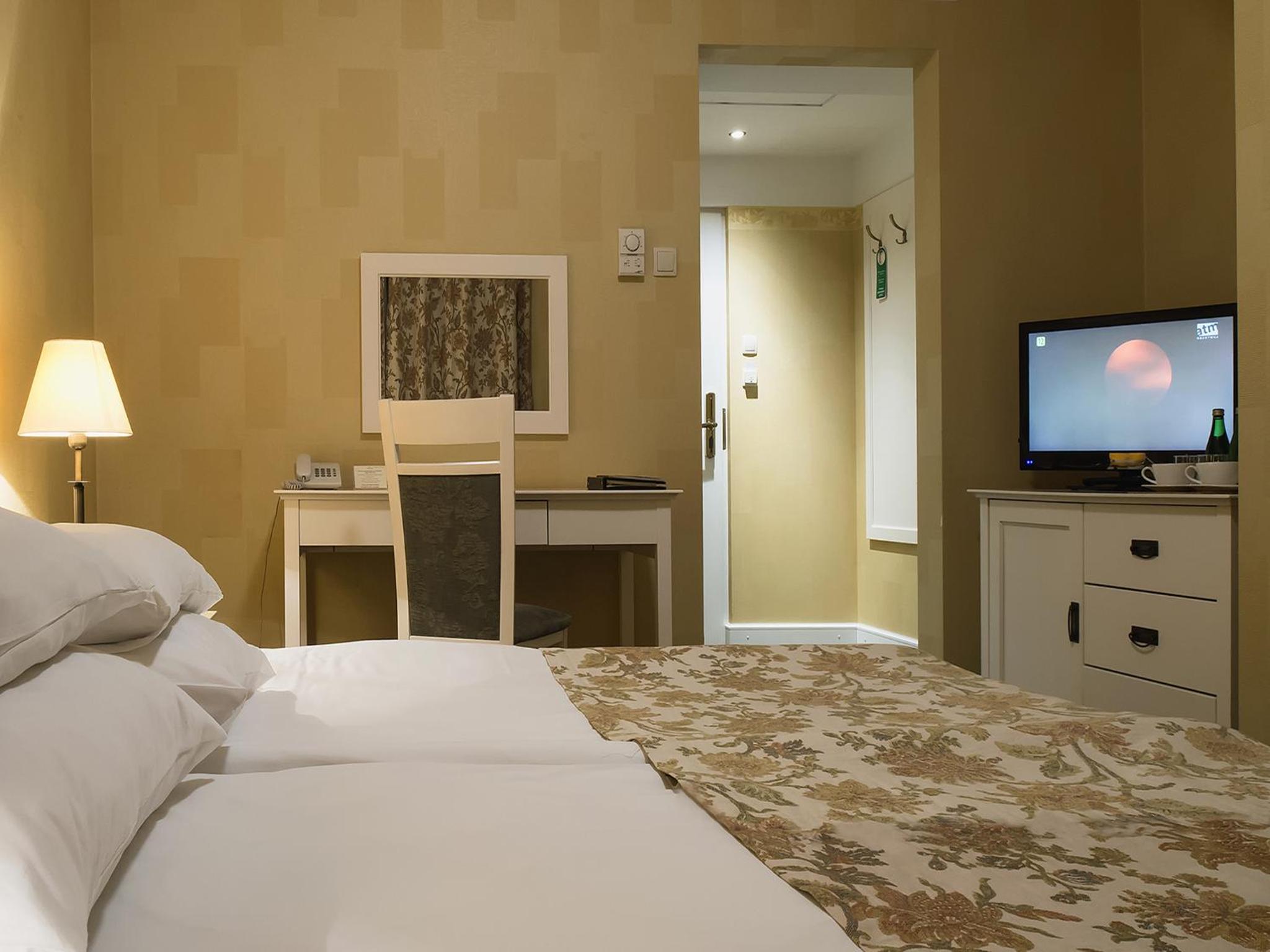 Double or Twin Room - Photo 4