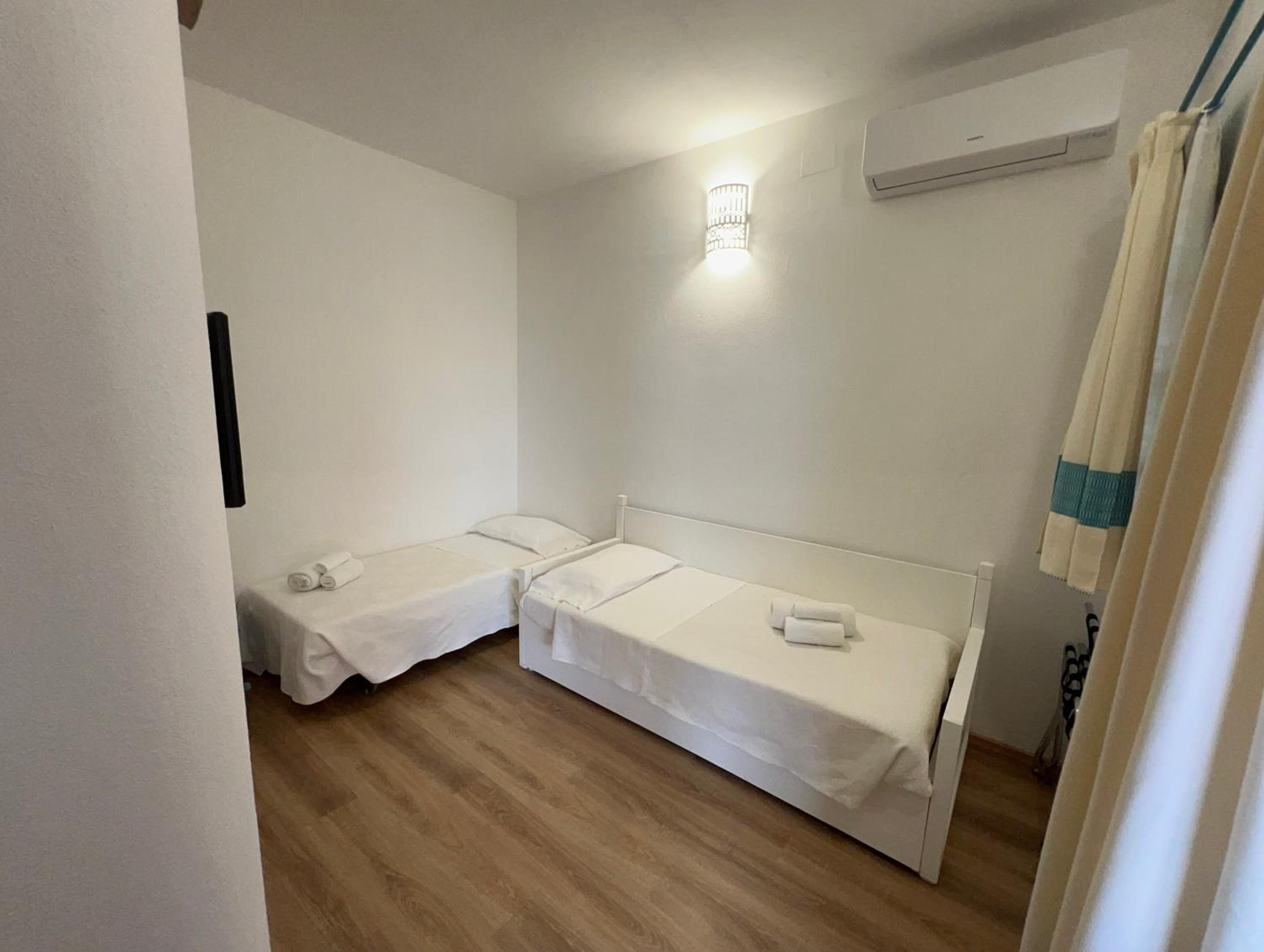 Quadruple Room with Sea View - Photo 4