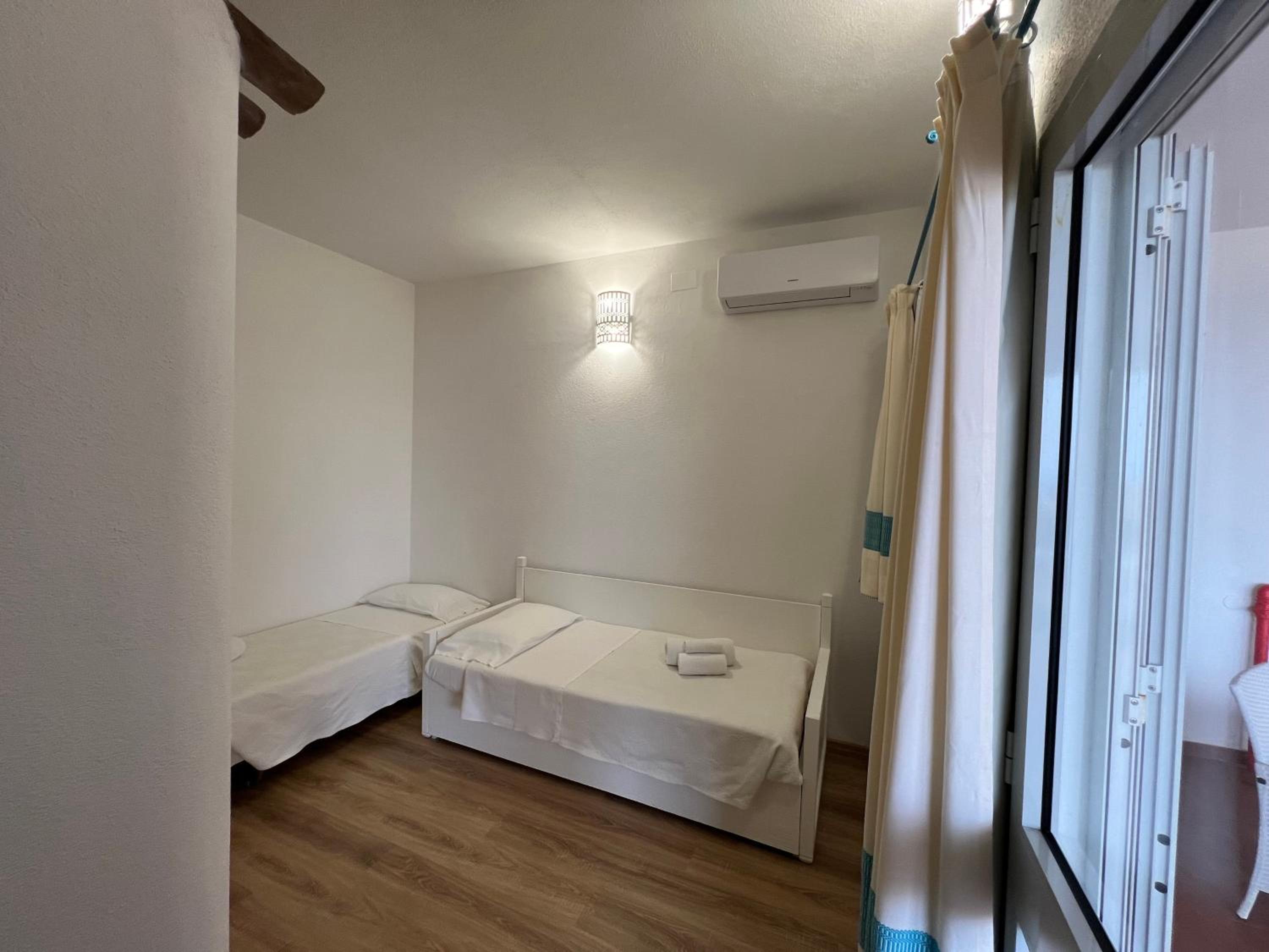 Quadruple Room with Sea View - Photo 3