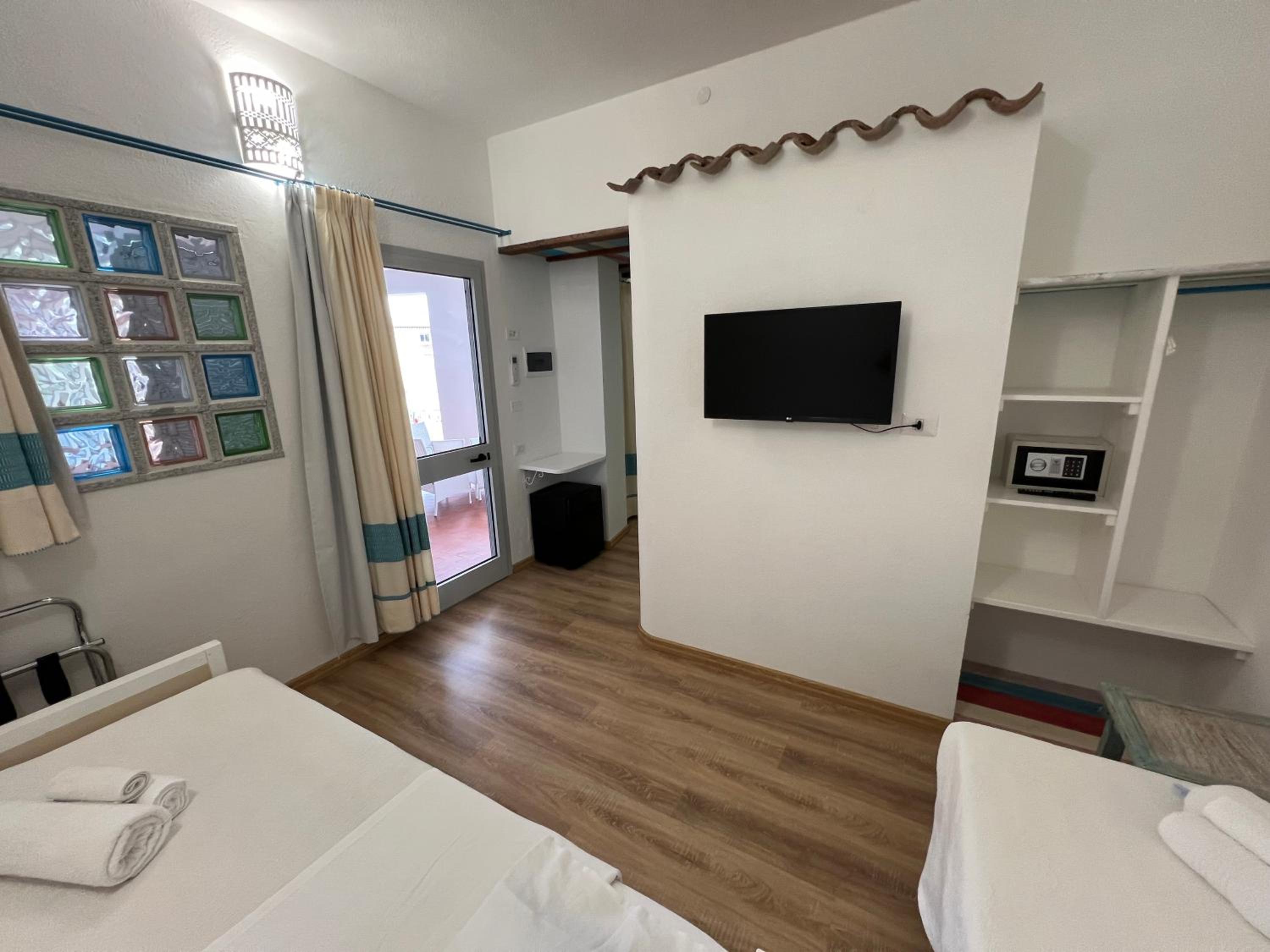 Quadruple Room with Sea View - Photo 12
