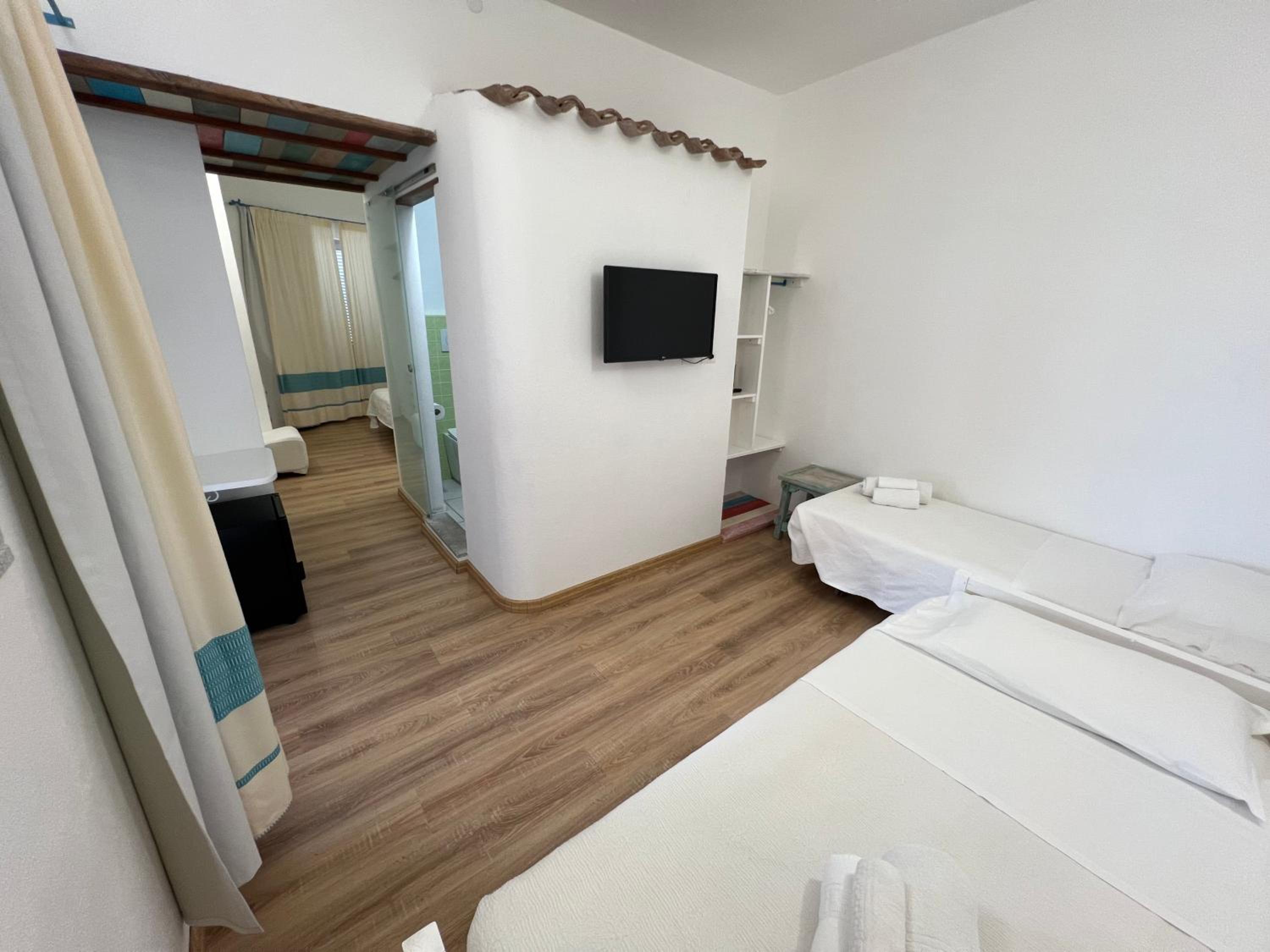 Quadruple Room with Sea View - Photo 2