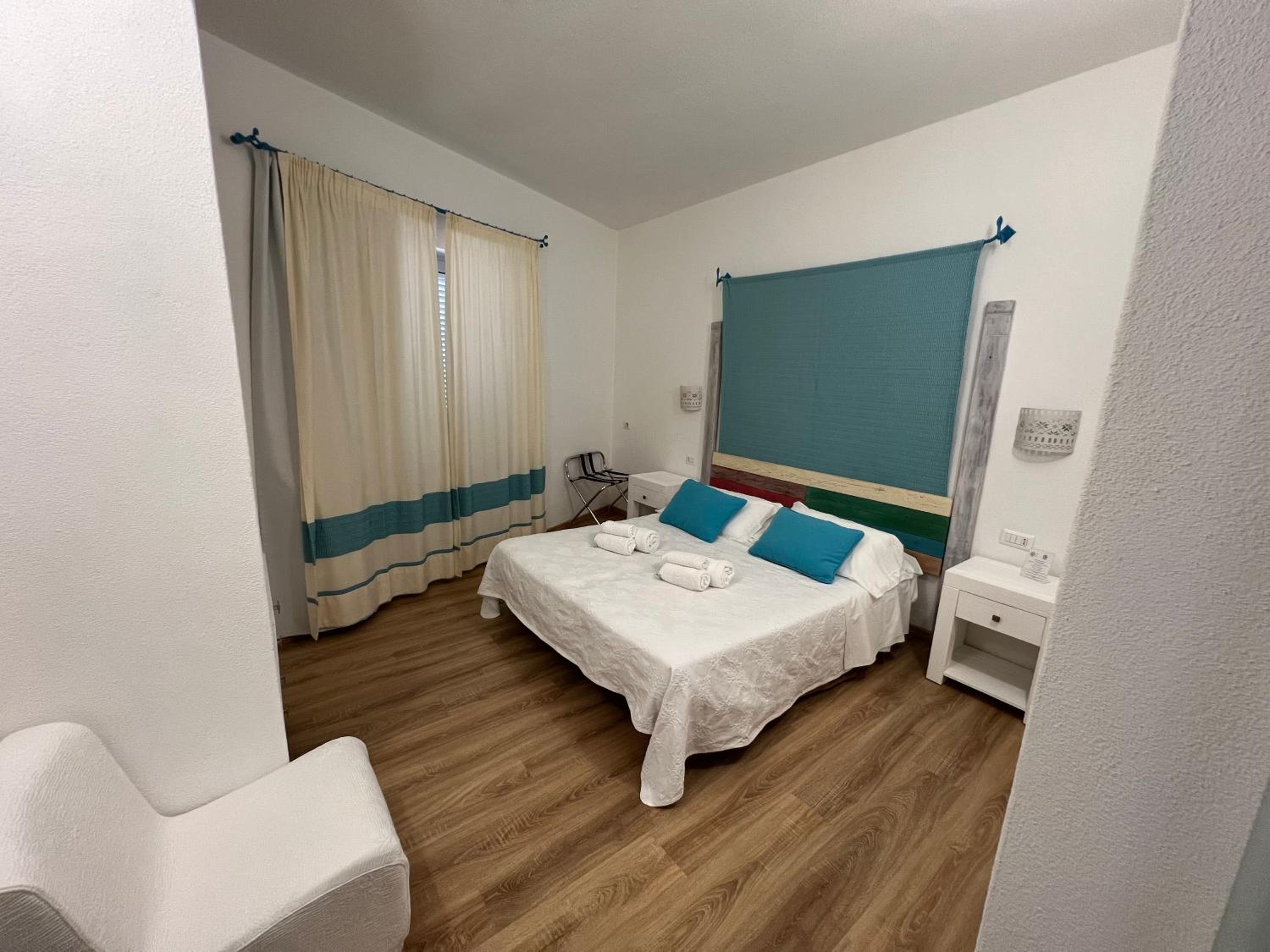 Quadruple Room with Sea View - Photo 8