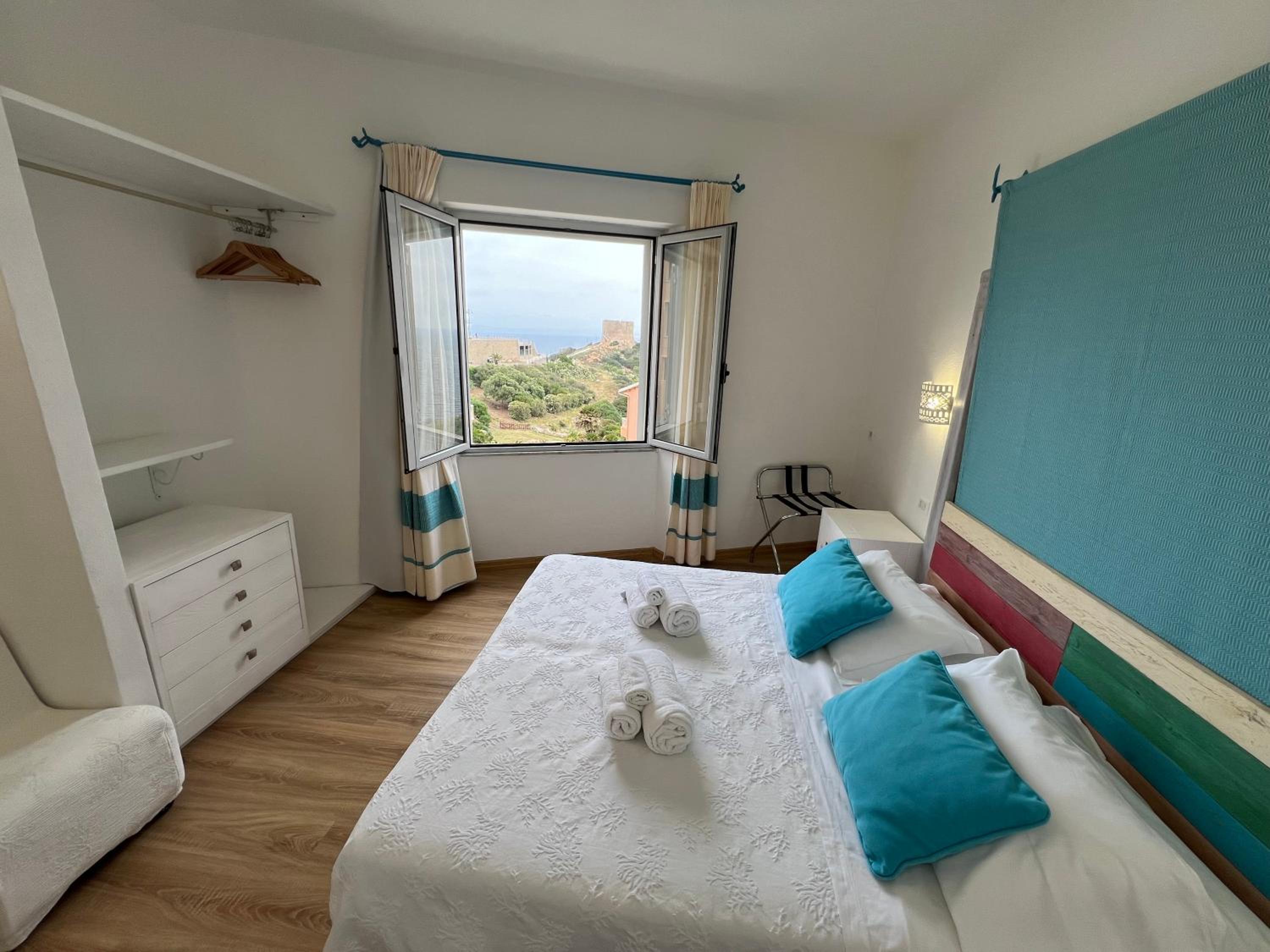 Quadruple Room with Sea View - Photo 7