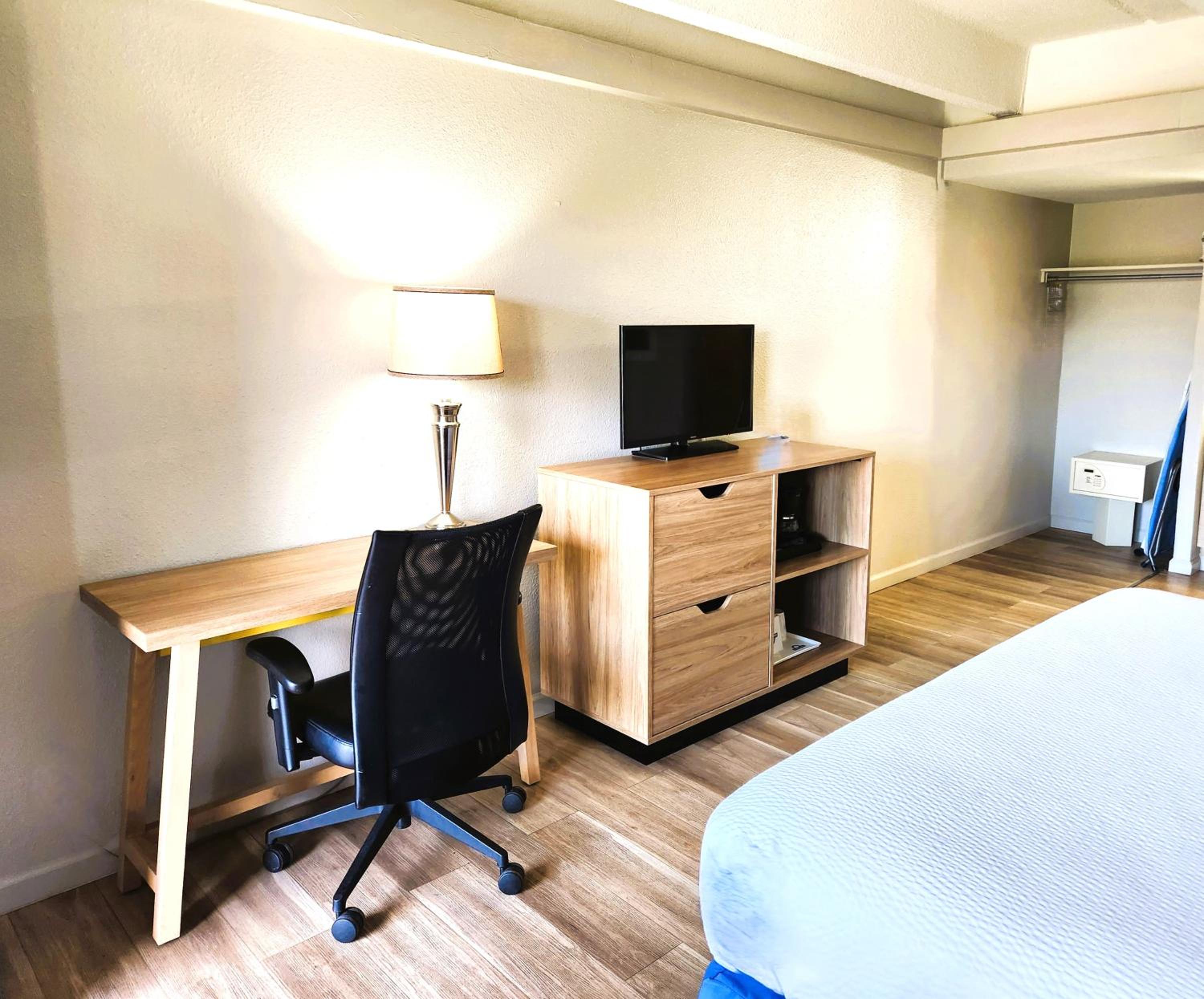 King Room - Non-Smoking - Photo 5