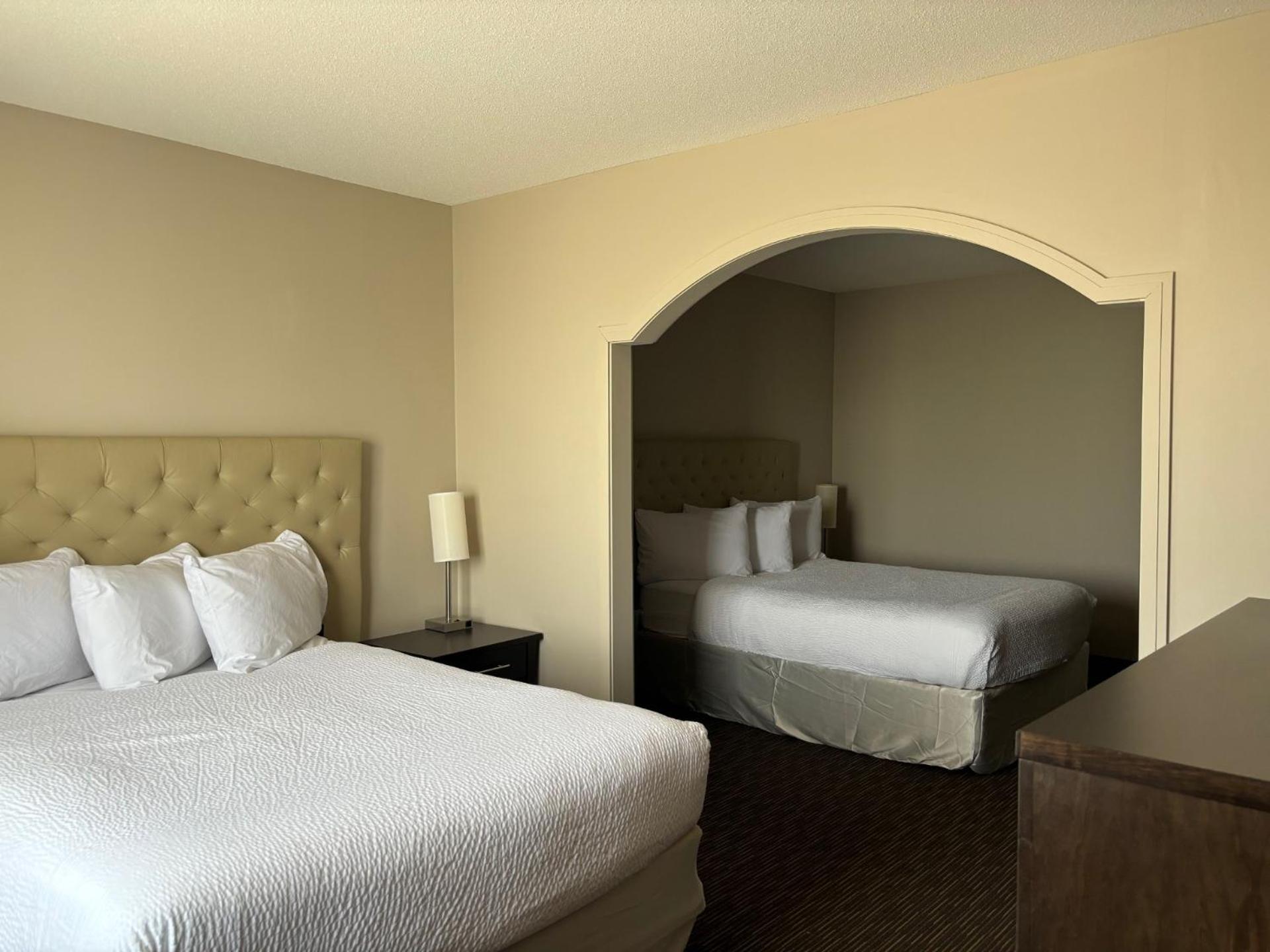 Queen Room with Two Queen Beds - Photo 4