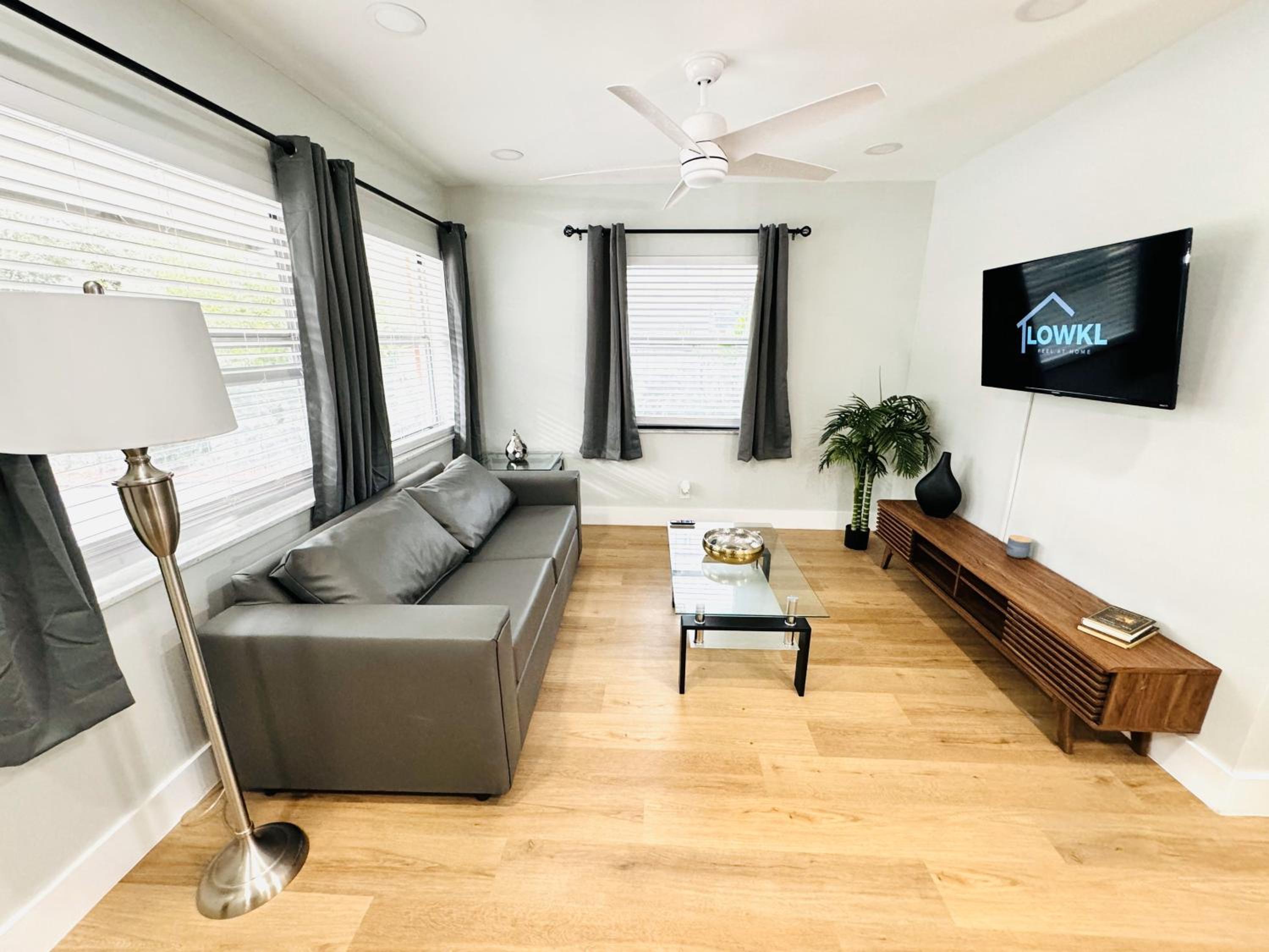 Deluxe One Bedroom King with Kitchen and Sofa Bed photo 2