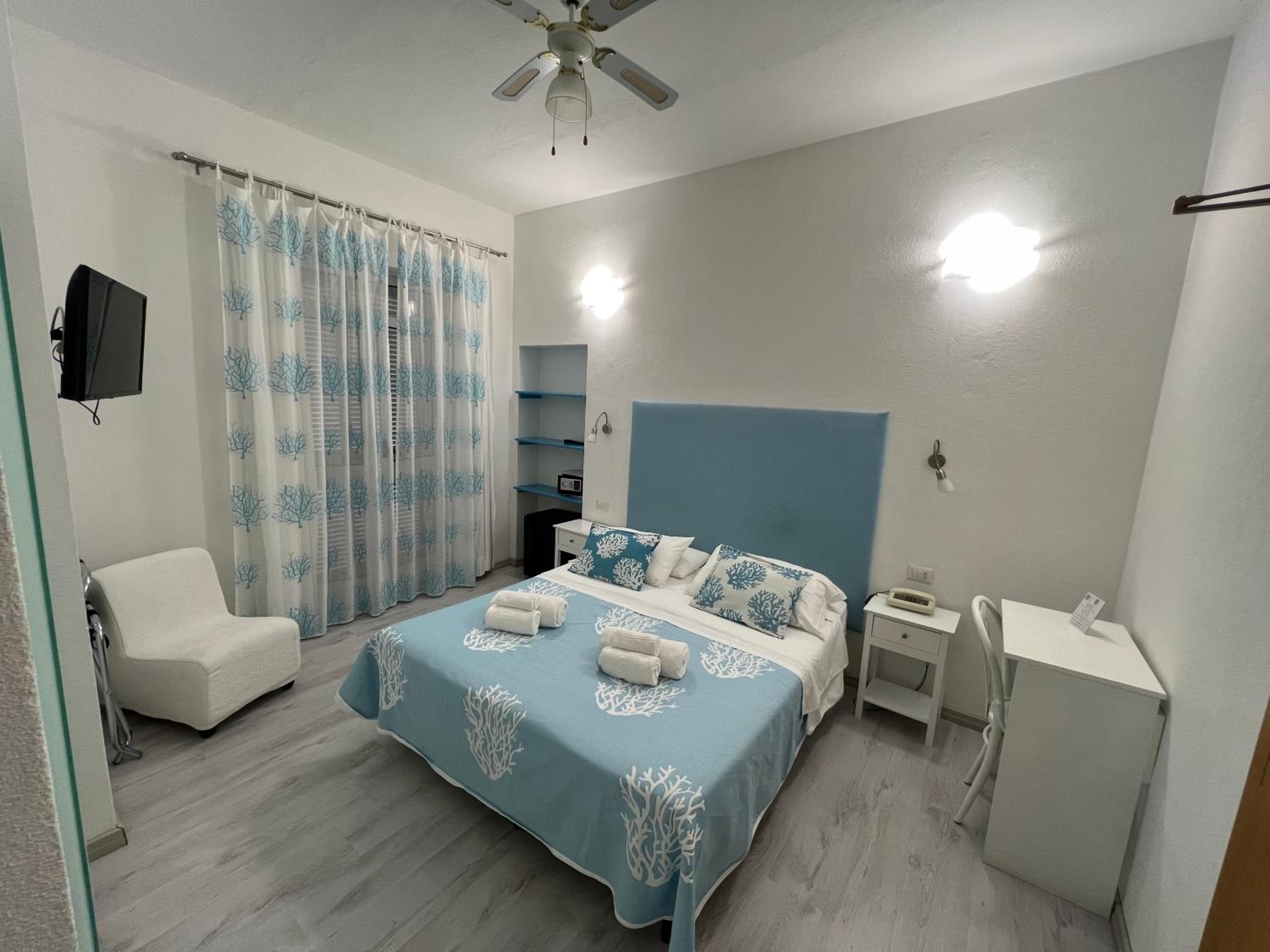 Double or Twin Room with Sea View - Photo 1