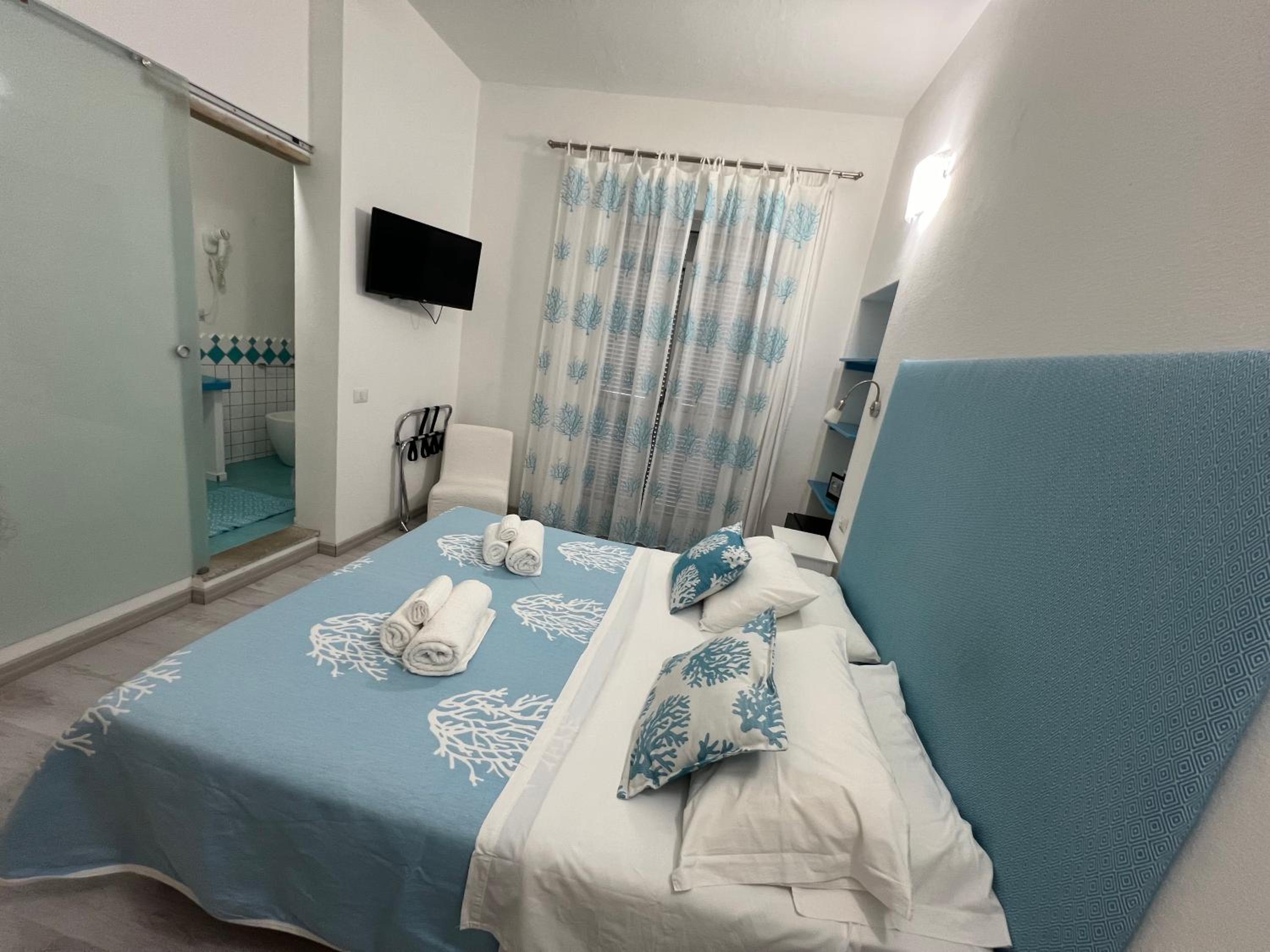 Double or Twin Room with Sea View - Photo 3