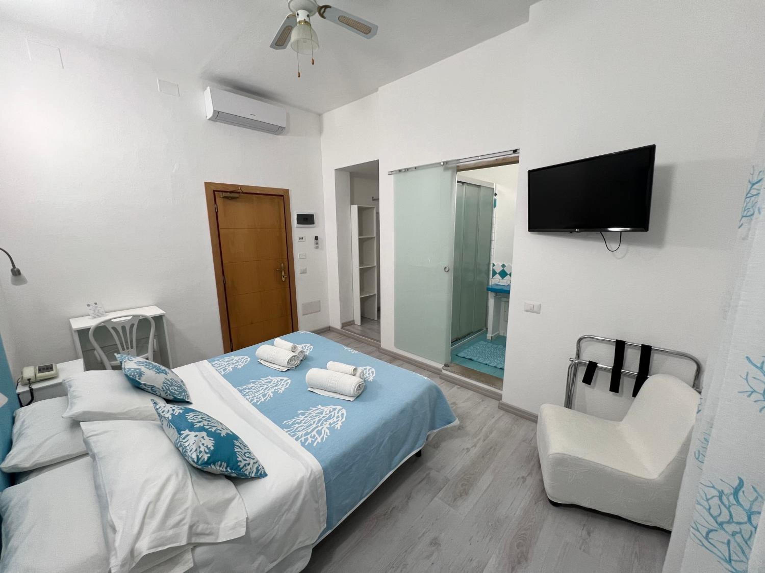 Double or Twin Room with Sea View - Photo 4