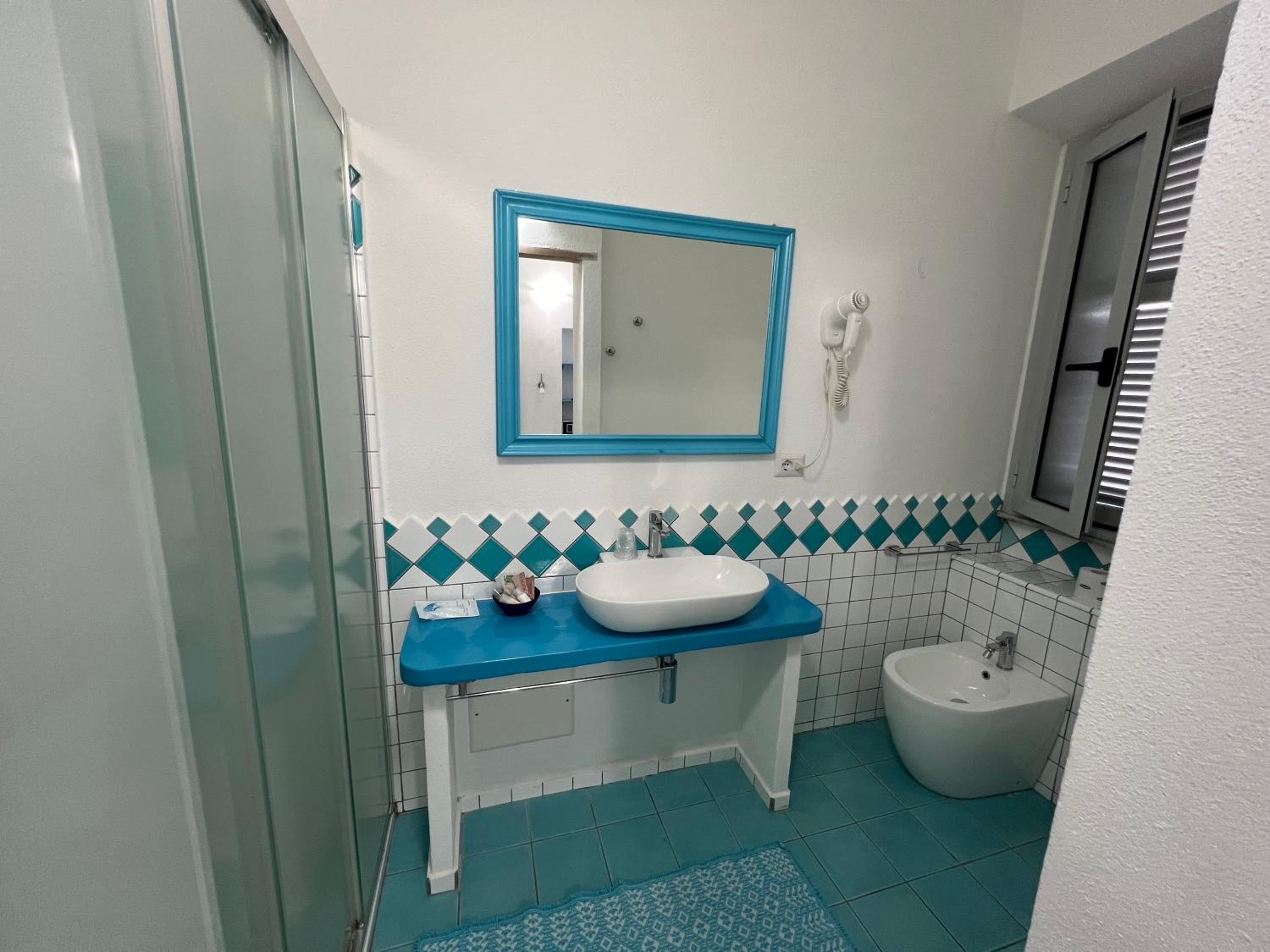 Double or Twin Room with Sea View - Photo 10