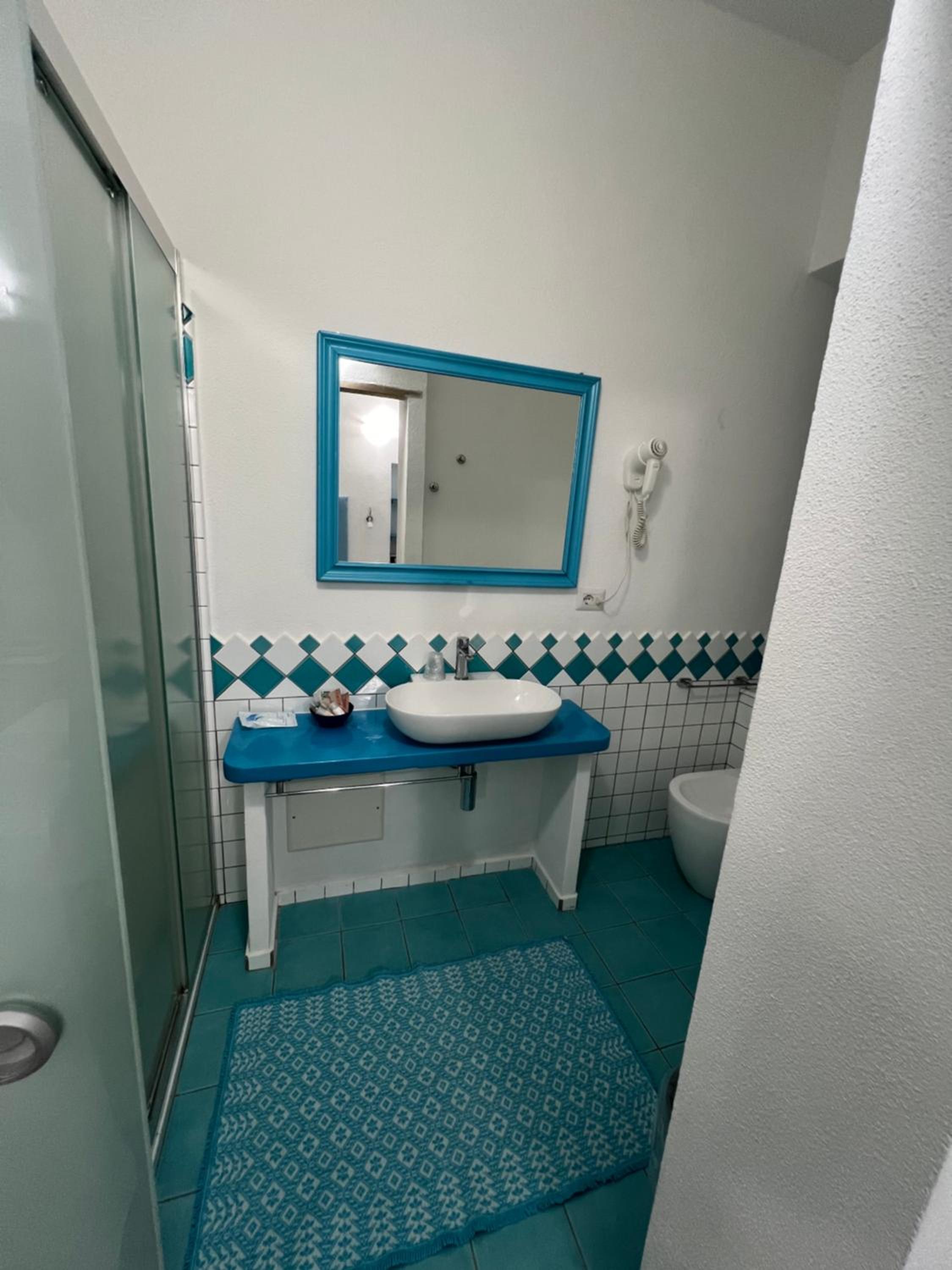 Double or Twin Room with Sea View - Photo 11